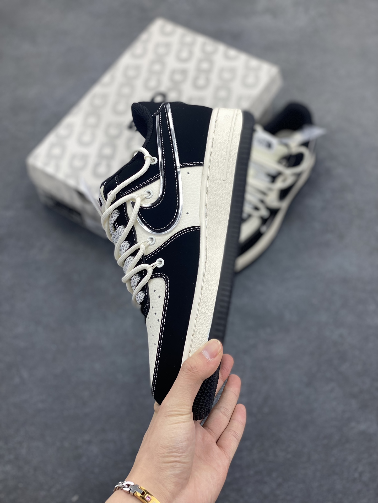 图片[3]-NIke Air Force 1 \’07 Low “北面联名——磨砂黑抽绳”空军一号 低帮 运动鞋 休闲鞋 折边针车 工艺难度大 原楦头原纸板 原装鞋盒 定制五金配件 内置全掌气垫 原厂鞋底 货号：SJ1198-101 尺码：36 36.5 37.5 38 38.5 39 40 40.5 41 42 42.5 43 44 44.5 45-选品中心