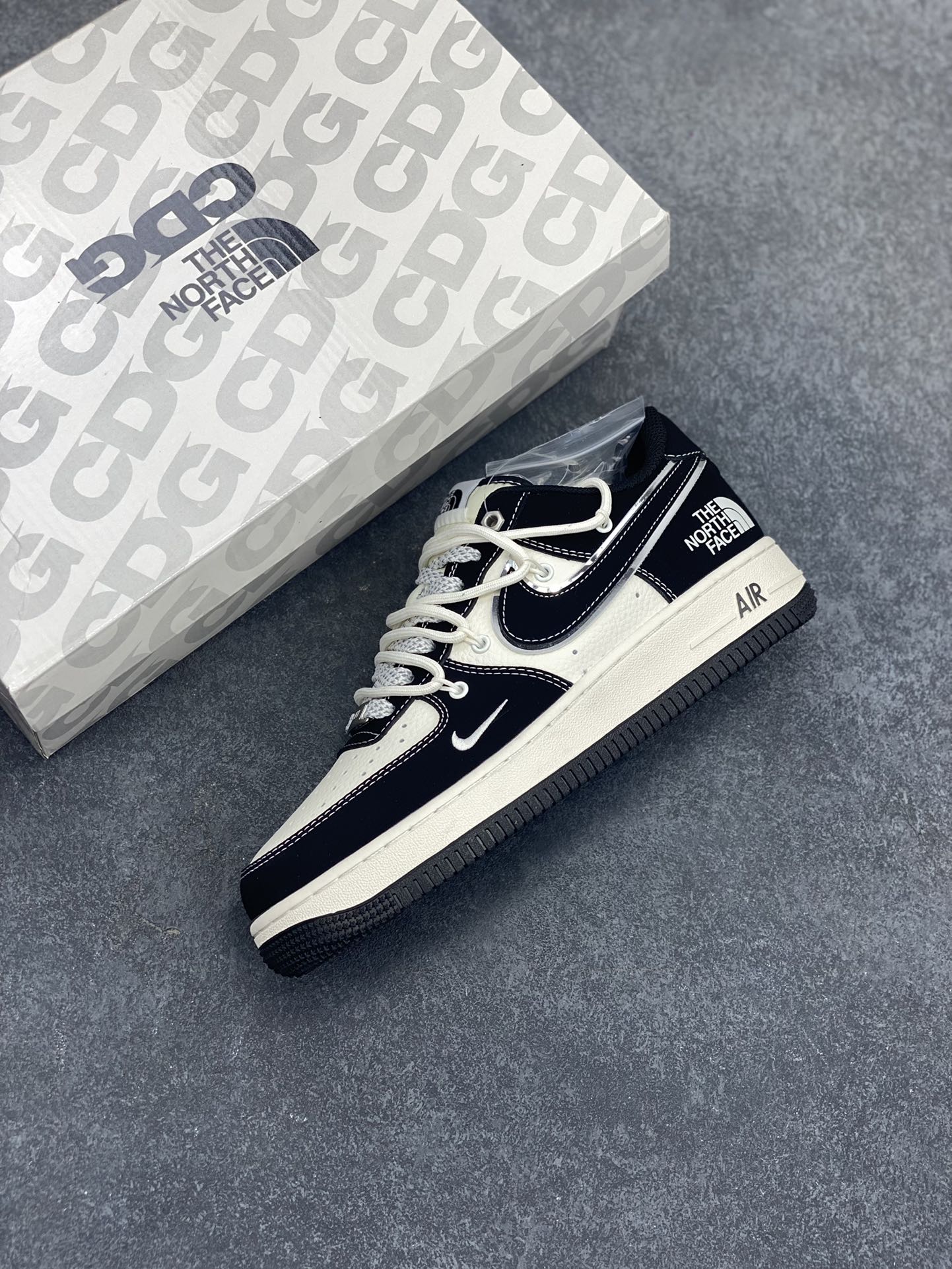 图片[7]-NIke Air Force 1 \’07 Low “北面联名——磨砂黑抽绳”空军一号 低帮 运动鞋 休闲鞋 折边针车 工艺难度大 原楦头原纸板 原装鞋盒 定制五金配件 内置全掌气垫 原厂鞋底 货号：SJ1198-101 尺码：36 36.5 37.5 38 38.5 39 40 40.5 41 42 42.5 43 44 44.5 45-选品中心