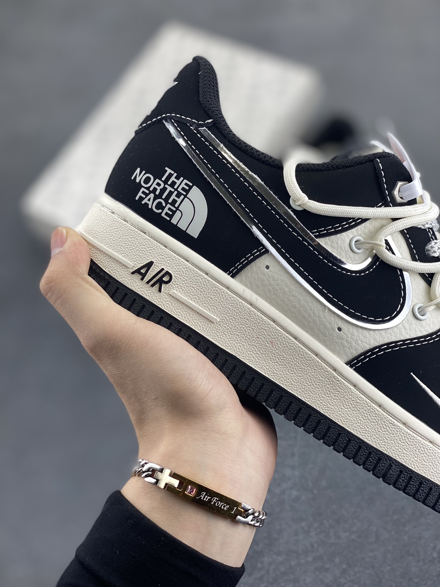 图片[6]-NIke Air Force 1 \’07 Low “北面联名——磨砂黑抽绳”空军一号 低帮 运动鞋 休闲鞋 折边针车 工艺难度大 原楦头原纸板 原装鞋盒 定制五金配件 内置全掌气垫 原厂鞋底 货号：SJ1198-101 尺码：36 36.5 37.5 38 38.5 39 40 40.5 41 42 42.5 43 44 44.5 45-选品中心