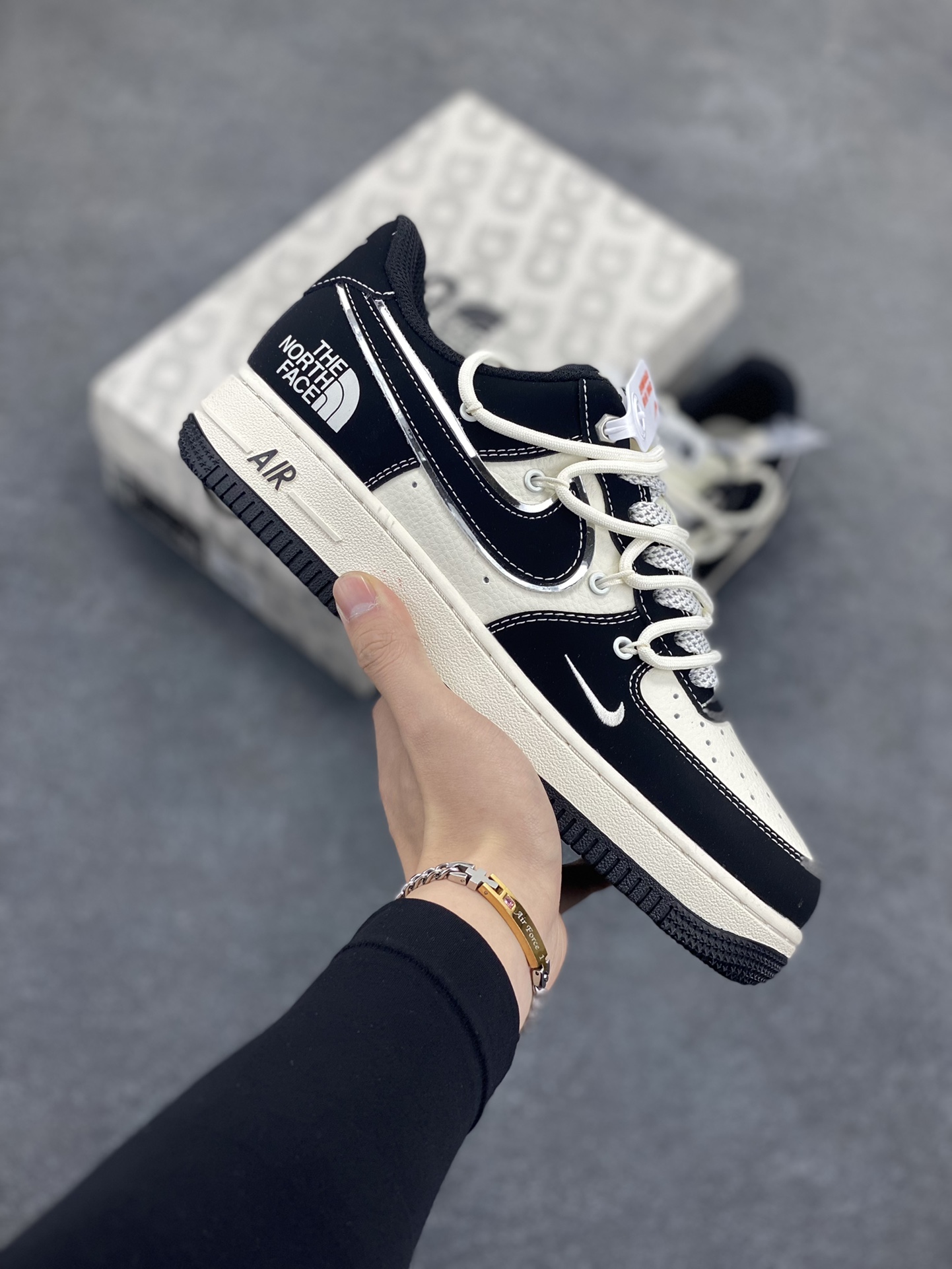 NIke Air Force 1 \’07 Low “北面联名——磨砂黑抽绳”空军一号 低帮 运动鞋 休闲鞋 折边针车 工艺难度大 原楦头原纸板 原装鞋盒 定制五金配件 内置全掌气垫 原厂鞋底 货号:SJ1198-101 尺码:36 36.5 37.5 38 38.5 39 40 40.5 41 42 42.5 43 44 44.5 45-选品中心