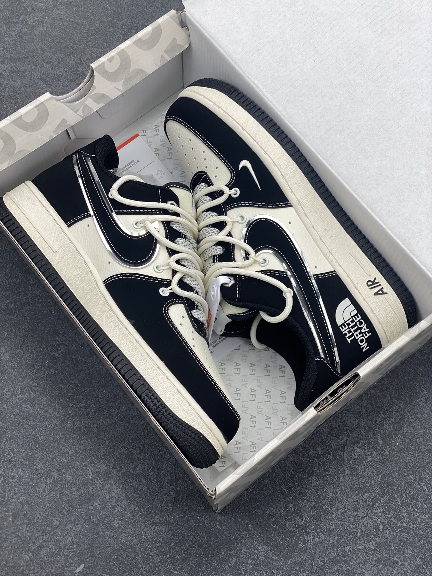 图片[9]-NIke Air Force 1 \’07 Low “北面联名——磨砂黑抽绳”空军一号 低帮 运动鞋 休闲鞋 折边针车 工艺难度大 原楦头原纸板 原装鞋盒 定制五金配件 内置全掌气垫 原厂鞋底 货号：SJ1198-101 尺码：36 36.5 37.5 38 38.5 39 40 40.5 41 42 42.5 43 44 44.5 45-选品中心