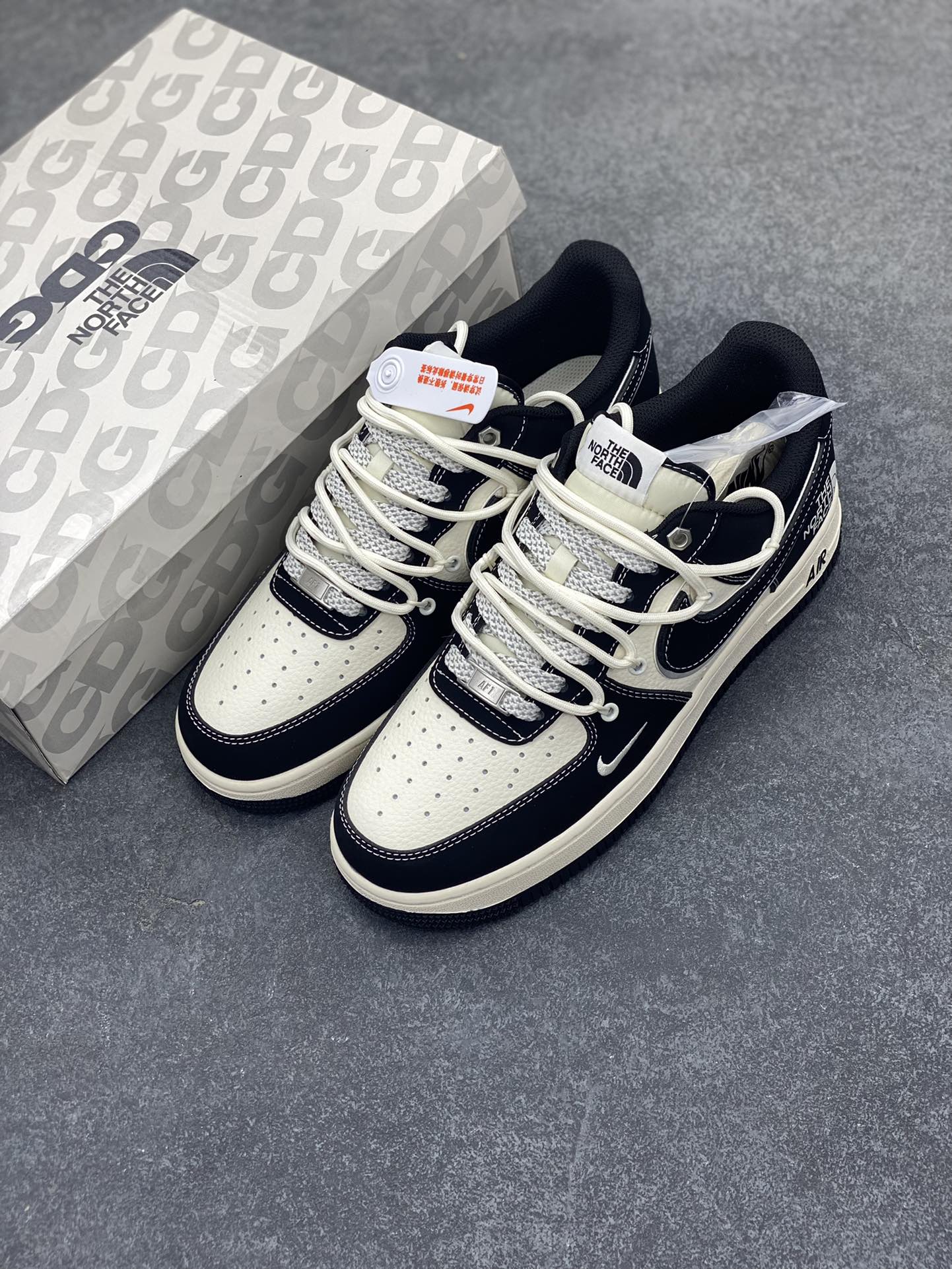 图片[8]-NIke Air Force 1 \’07 Low “北面联名——磨砂黑抽绳”空军一号 低帮 运动鞋 休闲鞋 折边针车 工艺难度大 原楦头原纸板 原装鞋盒 定制五金配件 内置全掌气垫 原厂鞋底 货号：SJ1198-101 尺码：36 36.5 37.5 38 38.5 39 40 40.5 41 42 42.5 43 44 44.5 45-选品中心