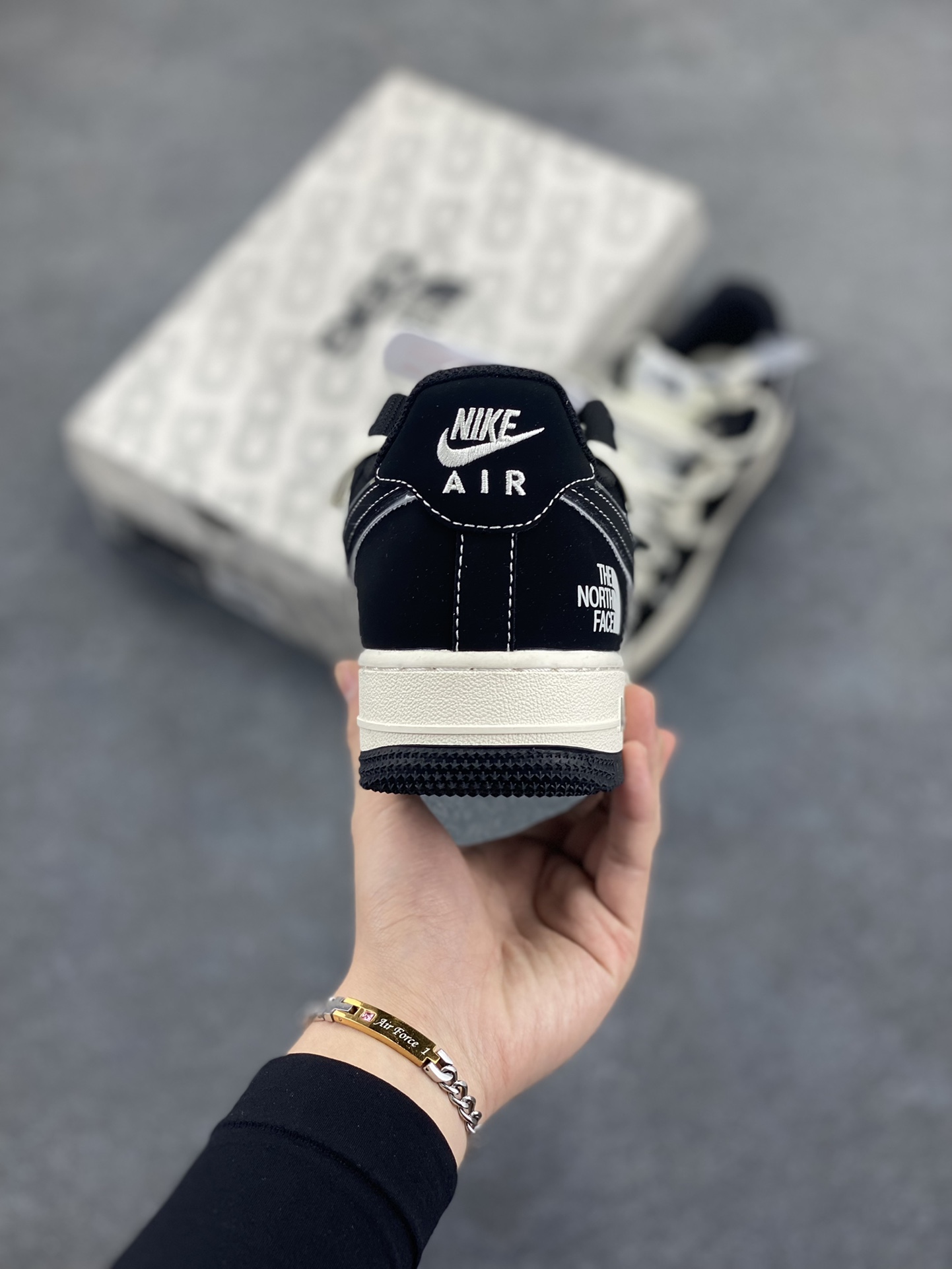 图片[4]-NIke Air Force 1 \’07 Low “北面联名——磨砂黑抽绳”空军一号 低帮 运动鞋 休闲鞋 折边针车 工艺难度大 原楦头原纸板 原装鞋盒 定制五金配件 内置全掌气垫 原厂鞋底 货号：SJ1198-101 尺码：36 36.5 37.5 38 38.5 39 40 40.5 41 42 42.5 43 44 44.5 45-选品中心