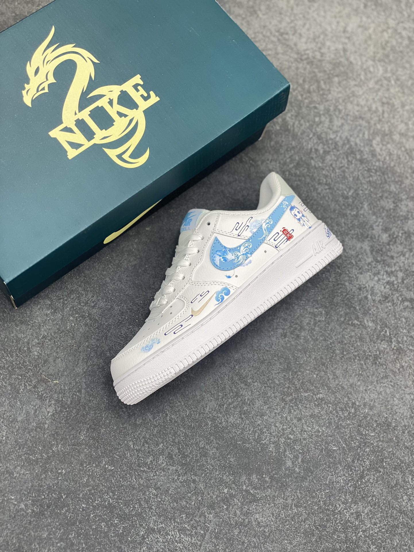 图片[7]-二次元手绘涂鸦“灵珠敖丙”🧡“Lingzhu”🧡 空军一号定制板鞋 灵珠敖丙是动画电影《哪吒之魔童降世》中的重要角色。他本是东海龙宫三太子，由灵珠转世而生。敖丙拥有高颜值，一袭白衣，气质翩翩，眉清目秀。敖丙天赋异禀，身负强大的法术，能操控冰与水，实力不凡。虽出身于龙族，肩负着振兴家族的重任 货号：HF0022-010 尺码：36 36.5 37.5 38 38.5 39 40 40.5 41 42 42.5 43 44 44.5 45-选品中心