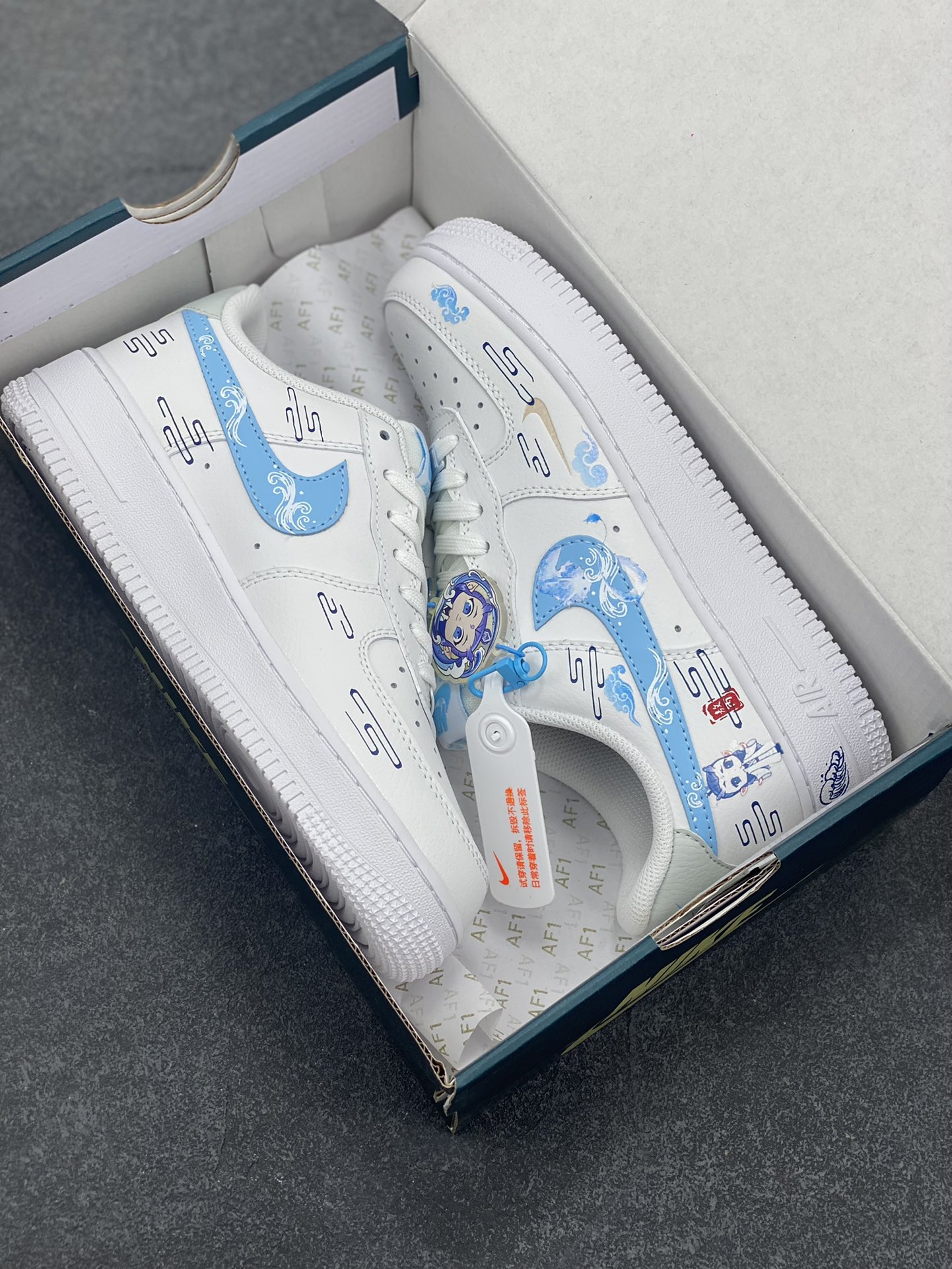 图片[9]-二次元手绘涂鸦“灵珠敖丙”🧡“Lingzhu”🧡 空军一号定制板鞋 灵珠敖丙是动画电影《哪吒之魔童降世》中的重要角色。他本是东海龙宫三太子，由灵珠转世而生。敖丙拥有高颜值，一袭白衣，气质翩翩，眉清目秀。敖丙天赋异禀，身负强大的法术，能操控冰与水，实力不凡。虽出身于龙族，肩负着振兴家族的重任 货号：HF0022-010 尺码：36 36.5 37.5 38 38.5 39 40 40.5 41 42 42.5 43 44 44.5 45-选品中心