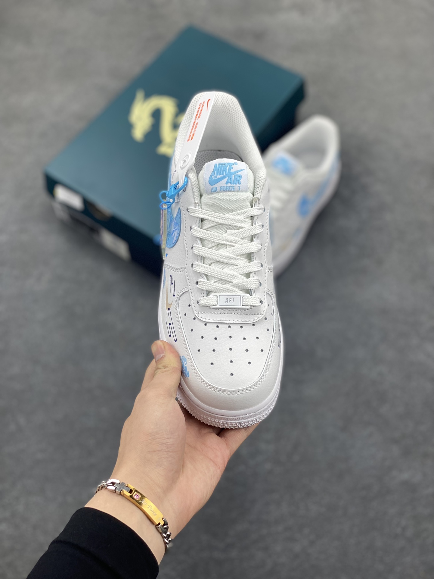 图片[2]-二次元手绘涂鸦“灵珠敖丙”🧡“Lingzhu”🧡 空军一号定制板鞋 灵珠敖丙是动画电影《哪吒之魔童降世》中的重要角色。他本是东海龙宫三太子，由灵珠转世而生。敖丙拥有高颜值，一袭白衣，气质翩翩，眉清目秀。敖丙天赋异禀，身负强大的法术，能操控冰与水，实力不凡。虽出身于龙族，肩负着振兴家族的重任 货号：HF0022-010 尺码：36 36.5 37.5 38 38.5 39 40 40.5 41 42 42.5 43 44 44.5 45-选品中心