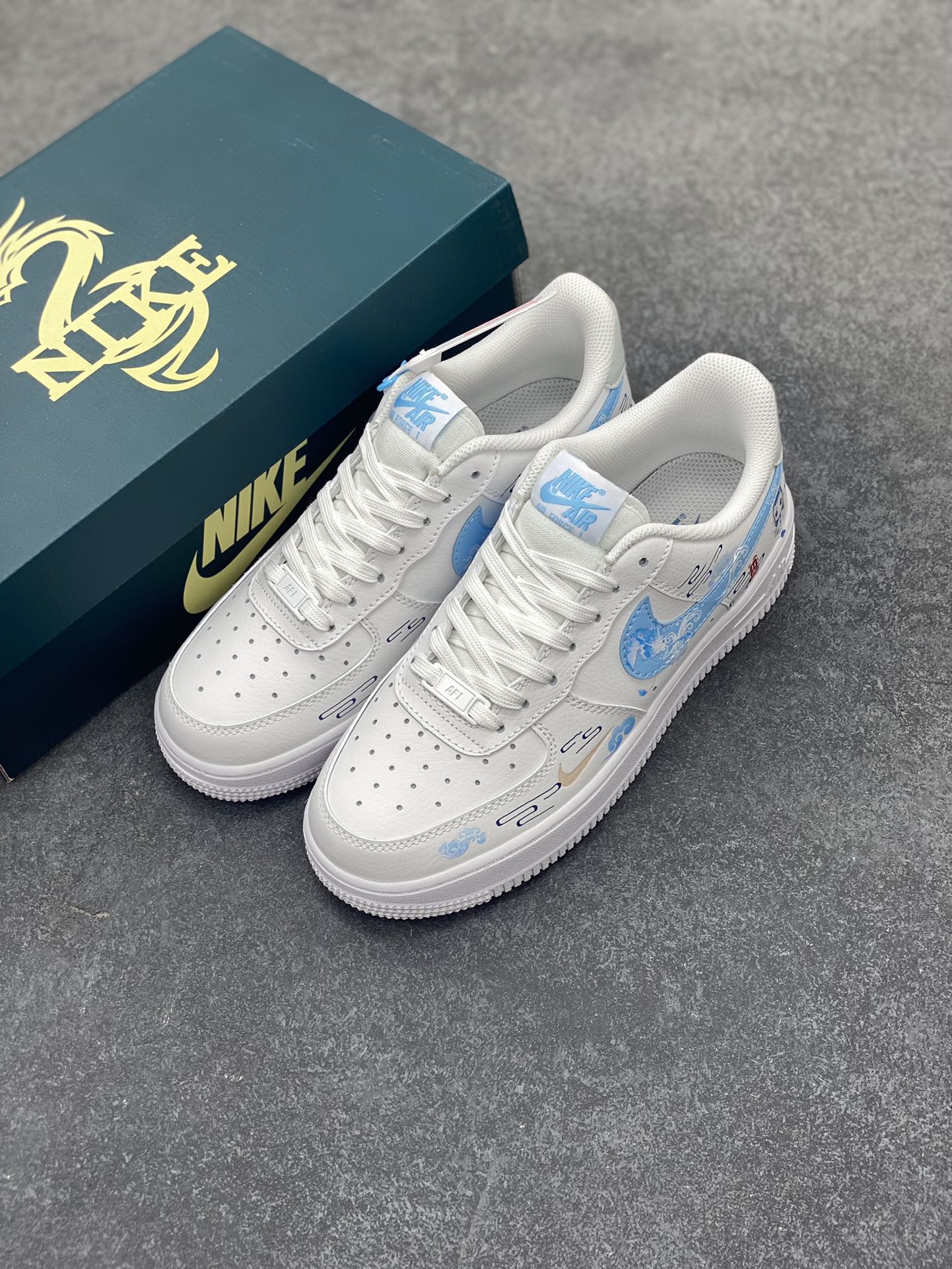 图片[8]-二次元手绘涂鸦“灵珠敖丙”🧡“Lingzhu”🧡 空军一号定制板鞋 灵珠敖丙是动画电影《哪吒之魔童降世》中的重要角色。他本是东海龙宫三太子，由灵珠转世而生。敖丙拥有高颜值，一袭白衣，气质翩翩，眉清目秀。敖丙天赋异禀，身负强大的法术，能操控冰与水，实力不凡。虽出身于龙族，肩负着振兴家族的重任 货号：HF0022-010 尺码：36 36.5 37.5 38 38.5 39 40 40.5 41 42 42.5 43 44 44.5 45-选品中心