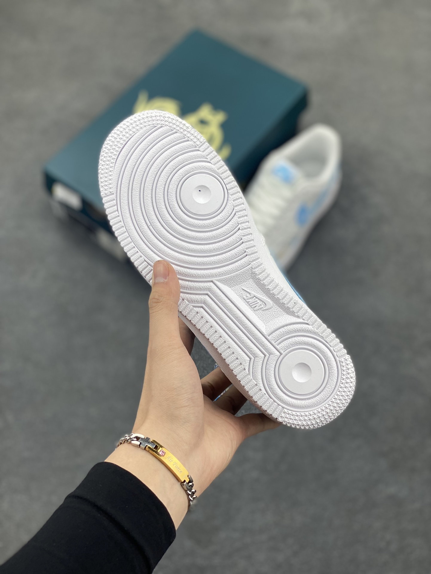 图片[5]-二次元手绘涂鸦“灵珠敖丙”🧡“Lingzhu”🧡 空军一号定制板鞋 灵珠敖丙是动画电影《哪吒之魔童降世》中的重要角色。他本是东海龙宫三太子，由灵珠转世而生。敖丙拥有高颜值，一袭白衣，气质翩翩，眉清目秀。敖丙天赋异禀，身负强大的法术，能操控冰与水，实力不凡。虽出身于龙族，肩负着振兴家族的重任 货号：HF0022-010 尺码：36 36.5 37.5 38 38.5 39 40 40.5 41 42 42.5 43 44 44.5 45-选品中心