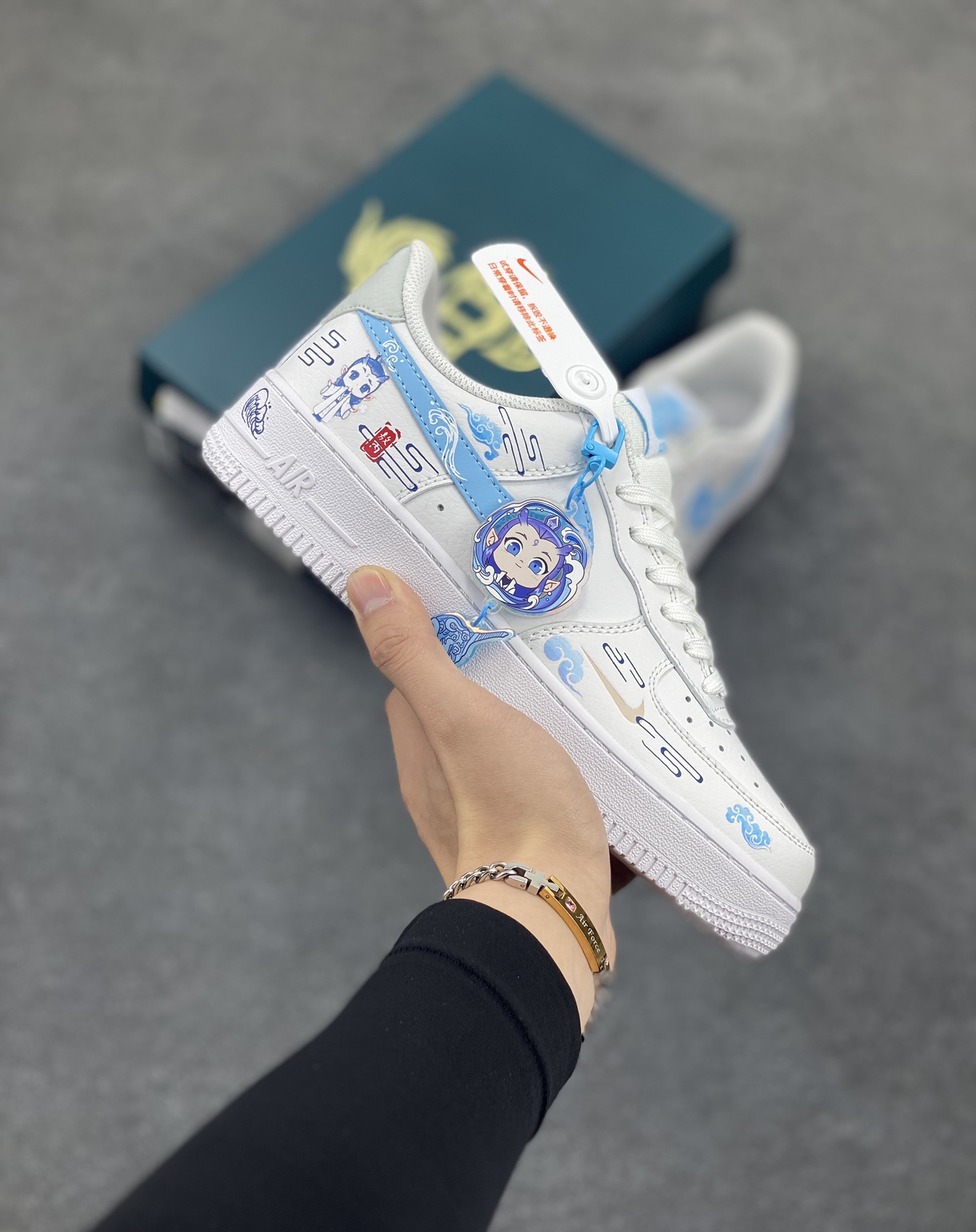 二次元手绘涂鸦“灵珠敖丙”🧡“Lingzhu”🧡 空军一号定制板鞋 灵珠敖丙是动画电影《哪吒之魔童降世》中的重要角色。他本是东海龙宫三太子，由灵珠转世而生。敖丙拥有高颜值，一袭白衣，气质翩翩，眉清目秀。敖丙天赋异禀，身负强大的法术，能操控冰与水，实力不凡。虽出身于龙族，肩负着振兴家族的重任 货号：HF0022-010 尺码：36 36.5 37.5 38 38.5 39 40 40.5 41 42 42.5 43 44 44.5 45-选品中心