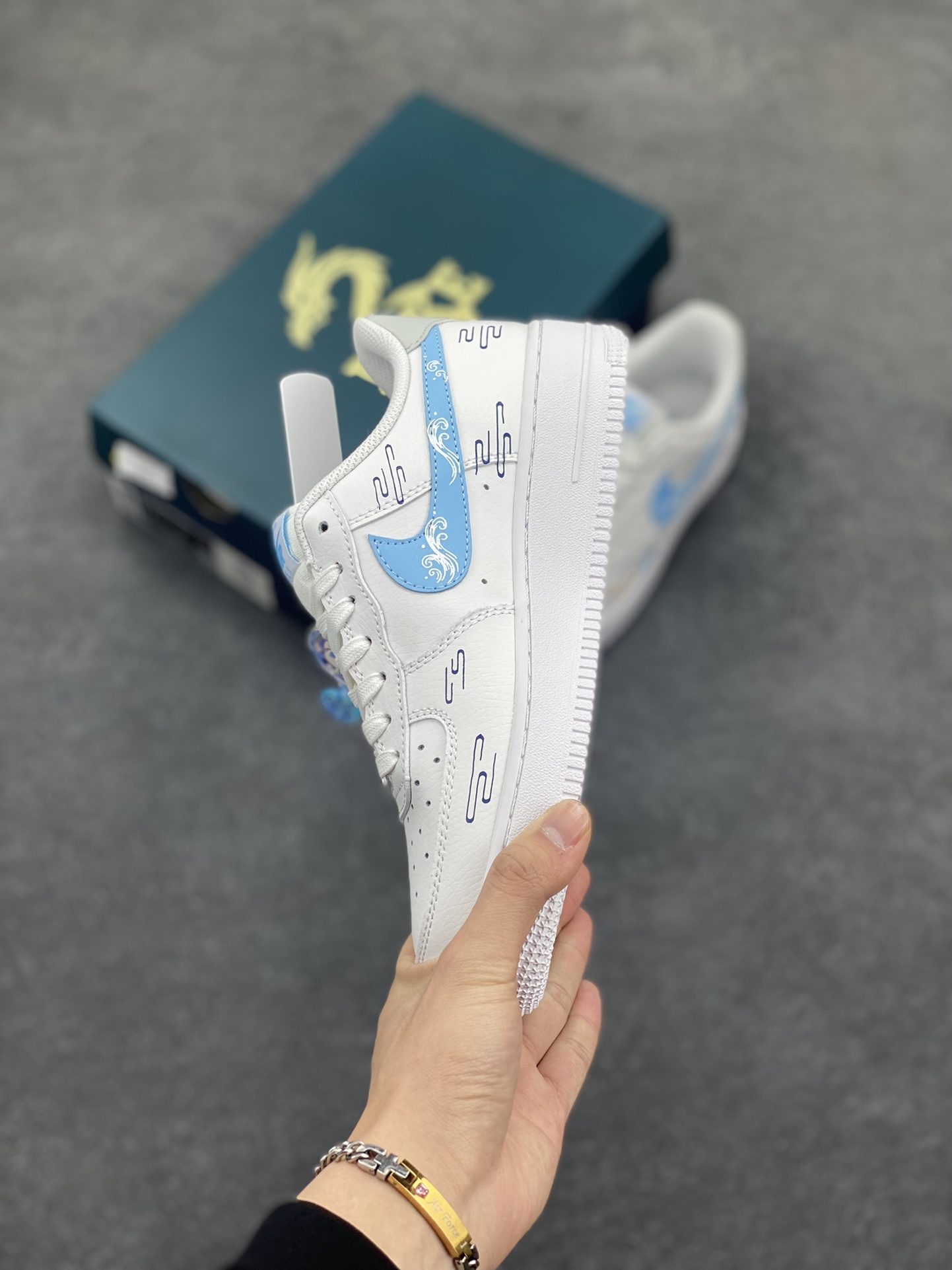 图片[3]-二次元手绘涂鸦“灵珠敖丙”🧡“Lingzhu”🧡 空军一号定制板鞋 灵珠敖丙是动画电影《哪吒之魔童降世》中的重要角色。他本是东海龙宫三太子，由灵珠转世而生。敖丙拥有高颜值，一袭白衣，气质翩翩，眉清目秀。敖丙天赋异禀，身负强大的法术，能操控冰与水，实力不凡。虽出身于龙族，肩负着振兴家族的重任 货号：HF0022-010 尺码：36 36.5 37.5 38 38.5 39 40 40.5 41 42 42.5 43 44 44.5 45-选品中心