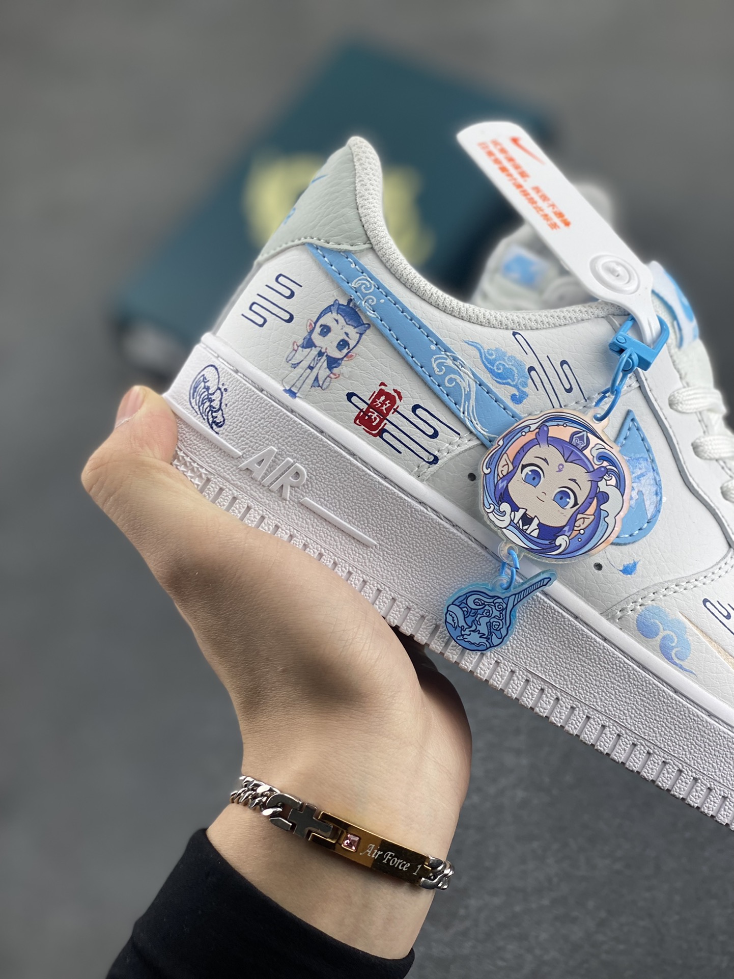 图片[6]-二次元手绘涂鸦“灵珠敖丙”🧡“Lingzhu”🧡 空军一号定制板鞋 灵珠敖丙是动画电影《哪吒之魔童降世》中的重要角色。他本是东海龙宫三太子，由灵珠转世而生。敖丙拥有高颜值，一袭白衣，气质翩翩，眉清目秀。敖丙天赋异禀，身负强大的法术，能操控冰与水，实力不凡。虽出身于龙族，肩负着振兴家族的重任 货号：HF0022-010 尺码：36 36.5 37.5 38 38.5 39 40 40.5 41 42 42.5 43 44 44.5 45-选品中心