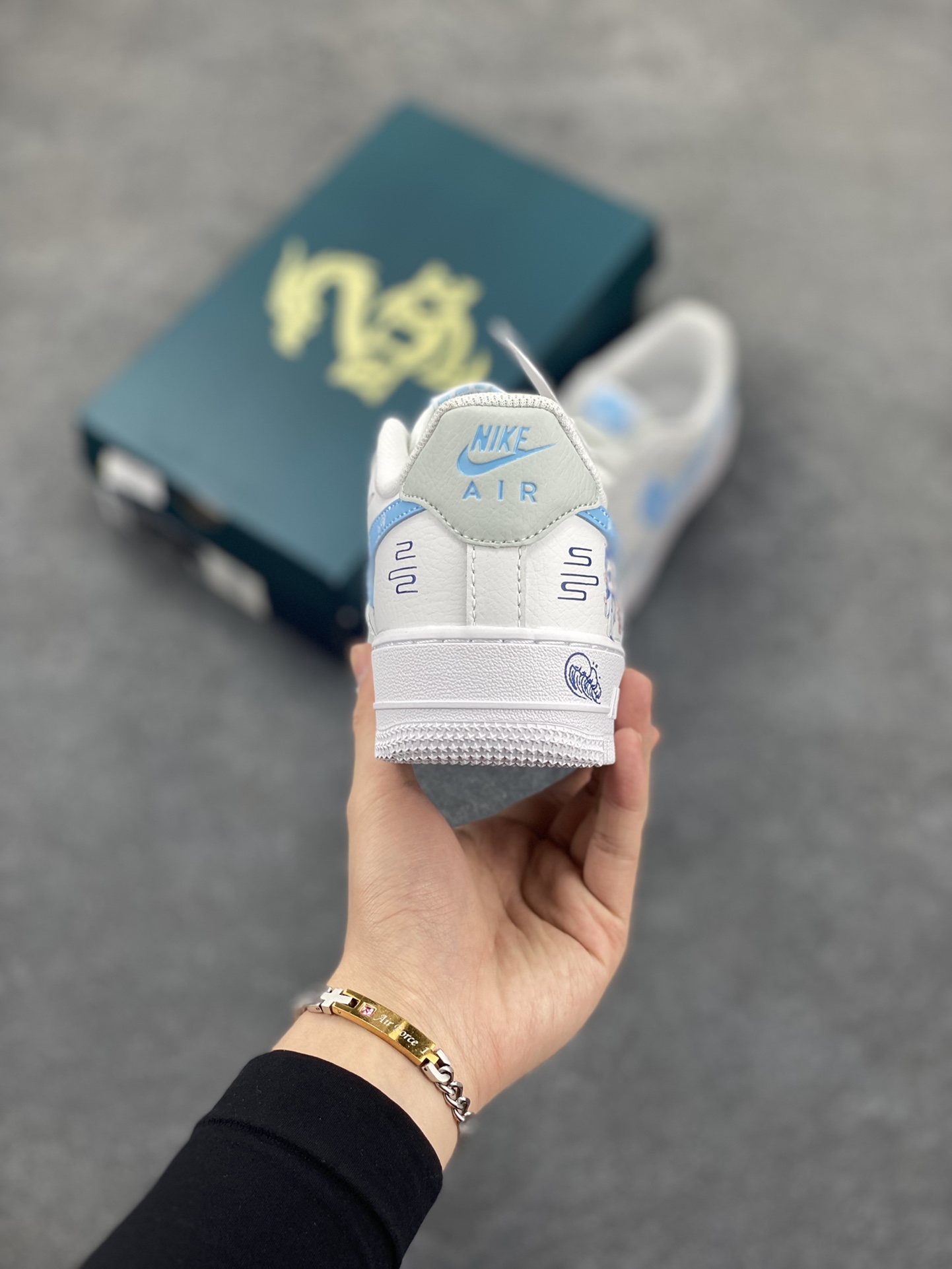 图片[4]-二次元手绘涂鸦“灵珠敖丙”🧡“Lingzhu”🧡 空军一号定制板鞋 灵珠敖丙是动画电影《哪吒之魔童降世》中的重要角色。他本是东海龙宫三太子，由灵珠转世而生。敖丙拥有高颜值，一袭白衣，气质翩翩，眉清目秀。敖丙天赋异禀，身负强大的法术，能操控冰与水，实力不凡。虽出身于龙族，肩负着振兴家族的重任 货号：HF0022-010 尺码：36 36.5 37.5 38 38.5 39 40 40.5 41 42 42.5 43 44 44.5 45-选品中心