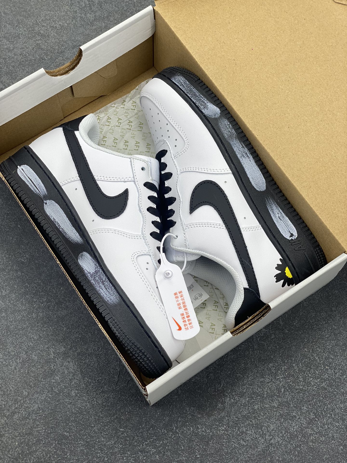 图片[9]-Nike Air Force 1 Low 空军一号低帮百搭休闲运动板鞋。柔软、弹性十足的缓震性能和出色的中底设计，横跨复古与现代的外型结合，造就出风靡全球三十多年的Force 1，直到今天还深受青睐。 货号：CW2288-111 尺码：36 36.5 37.5 38 38.5 39 40 40.5 41 42 42.5 43 44 44.5 45-选品中心