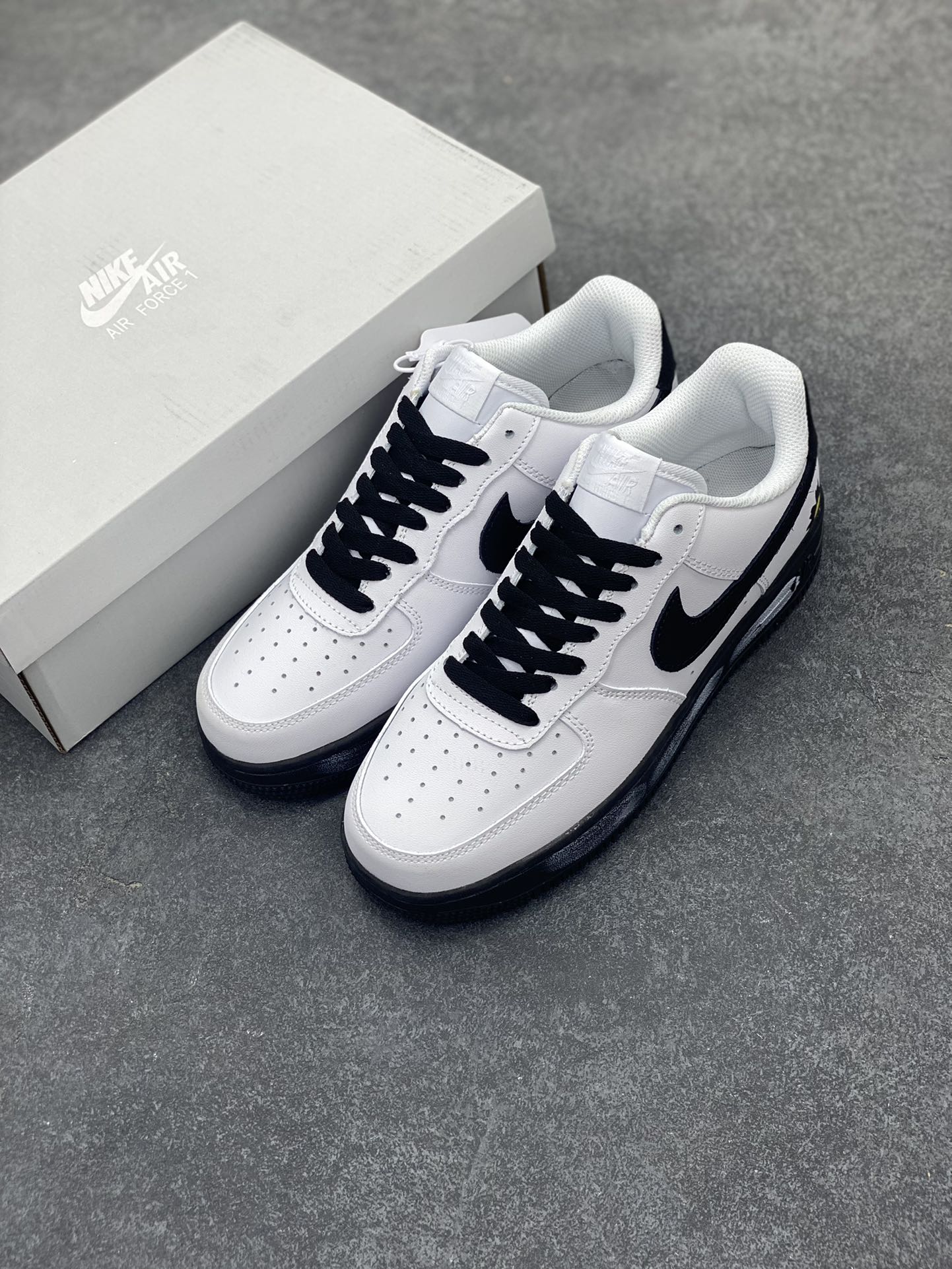 图片[8]-Nike Air Force 1 Low 空军一号低帮百搭休闲运动板鞋。柔软、弹性十足的缓震性能和出色的中底设计，横跨复古与现代的外型结合，造就出风靡全球三十多年的Force 1，直到今天还深受青睐。 货号：CW2288-111 尺码：36 36.5 37.5 38 38.5 39 40 40.5 41 42 42.5 43 44 44.5 45-选品中心