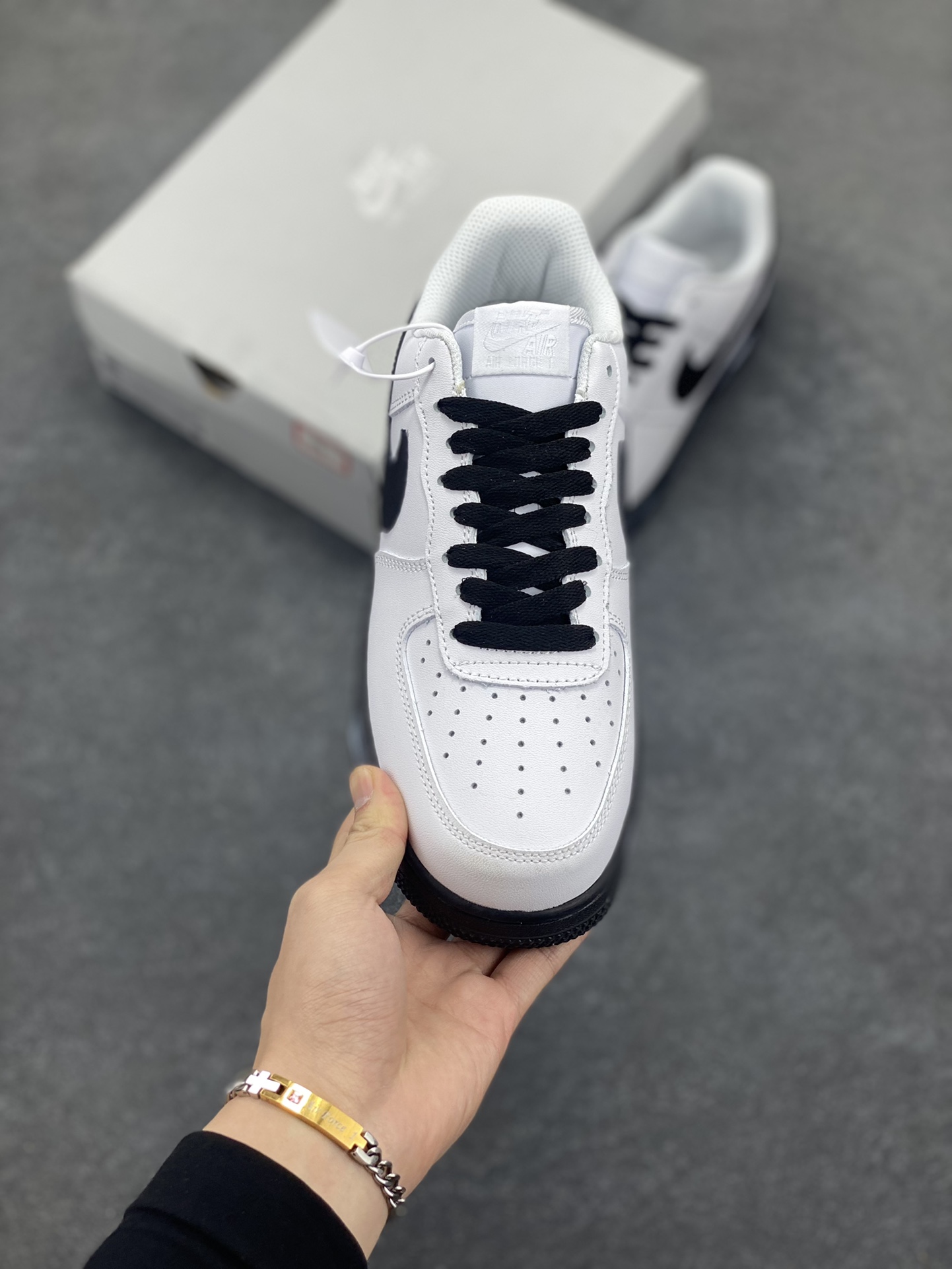 图片[2]-Nike Air Force 1 Low 空军一号低帮百搭休闲运动板鞋。柔软、弹性十足的缓震性能和出色的中底设计，横跨复古与现代的外型结合，造就出风靡全球三十多年的Force 1，直到今天还深受青睐。 货号：CW2288-111 尺码：36 36.5 37.5 38 38.5 39 40 40.5 41 42 42.5 43 44 44.5 45-选品中心