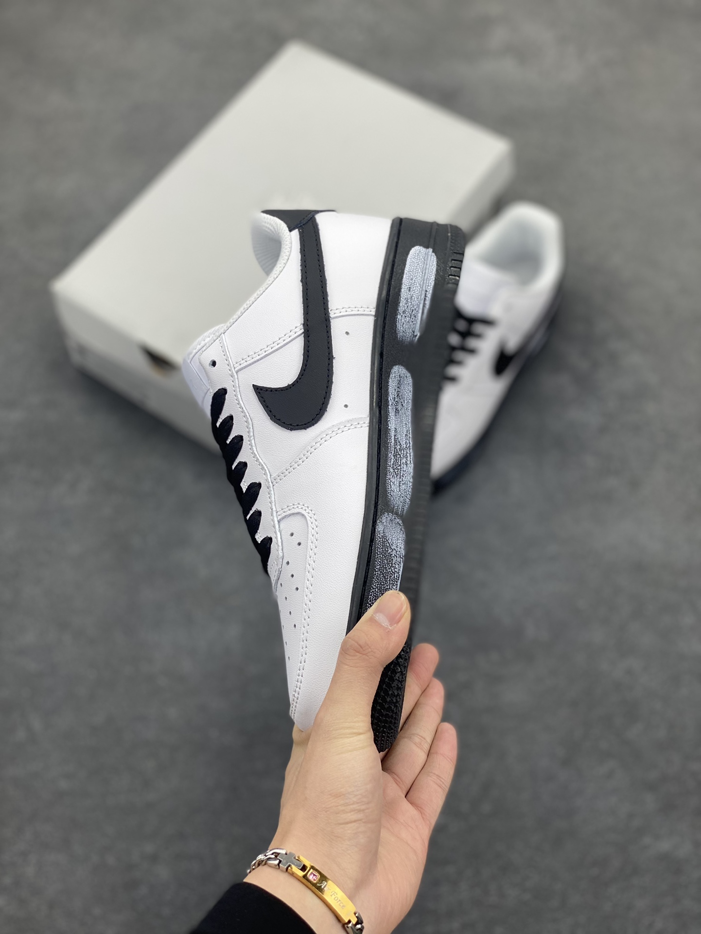 图片[3]-Nike Air Force 1 Low 空军一号低帮百搭休闲运动板鞋。柔软、弹性十足的缓震性能和出色的中底设计，横跨复古与现代的外型结合，造就出风靡全球三十多年的Force 1，直到今天还深受青睐。 货号：CW2288-111 尺码：36 36.5 37.5 38 38.5 39 40 40.5 41 42 42.5 43 44 44.5 45-选品中心