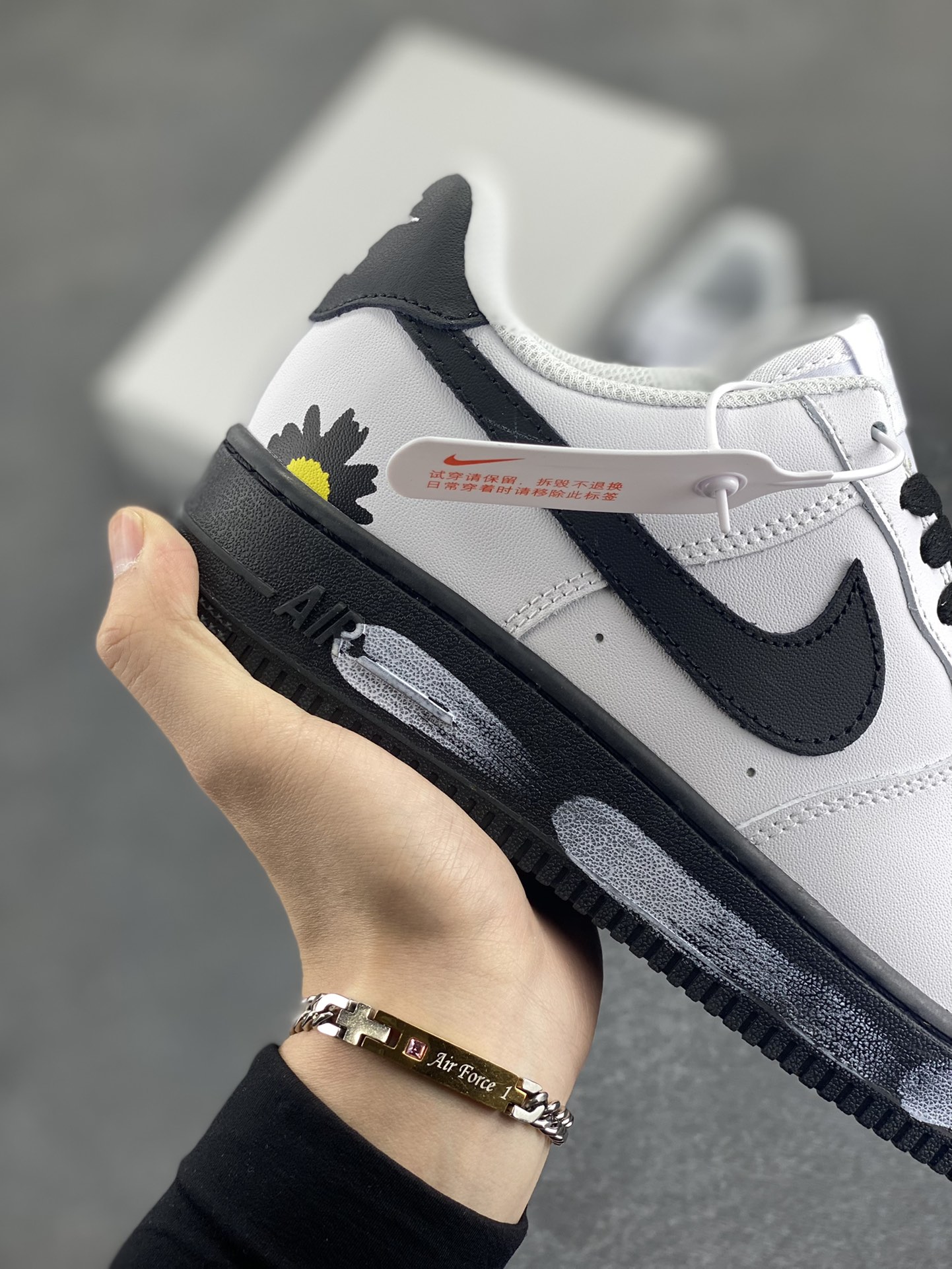图片[6]-Nike Air Force 1 Low 空军一号低帮百搭休闲运动板鞋。柔软、弹性十足的缓震性能和出色的中底设计，横跨复古与现代的外型结合，造就出风靡全球三十多年的Force 1，直到今天还深受青睐。 货号：CW2288-111 尺码：36 36.5 37.5 38 38.5 39 40 40.5 41 42 42.5 43 44 44.5 45-选品中心