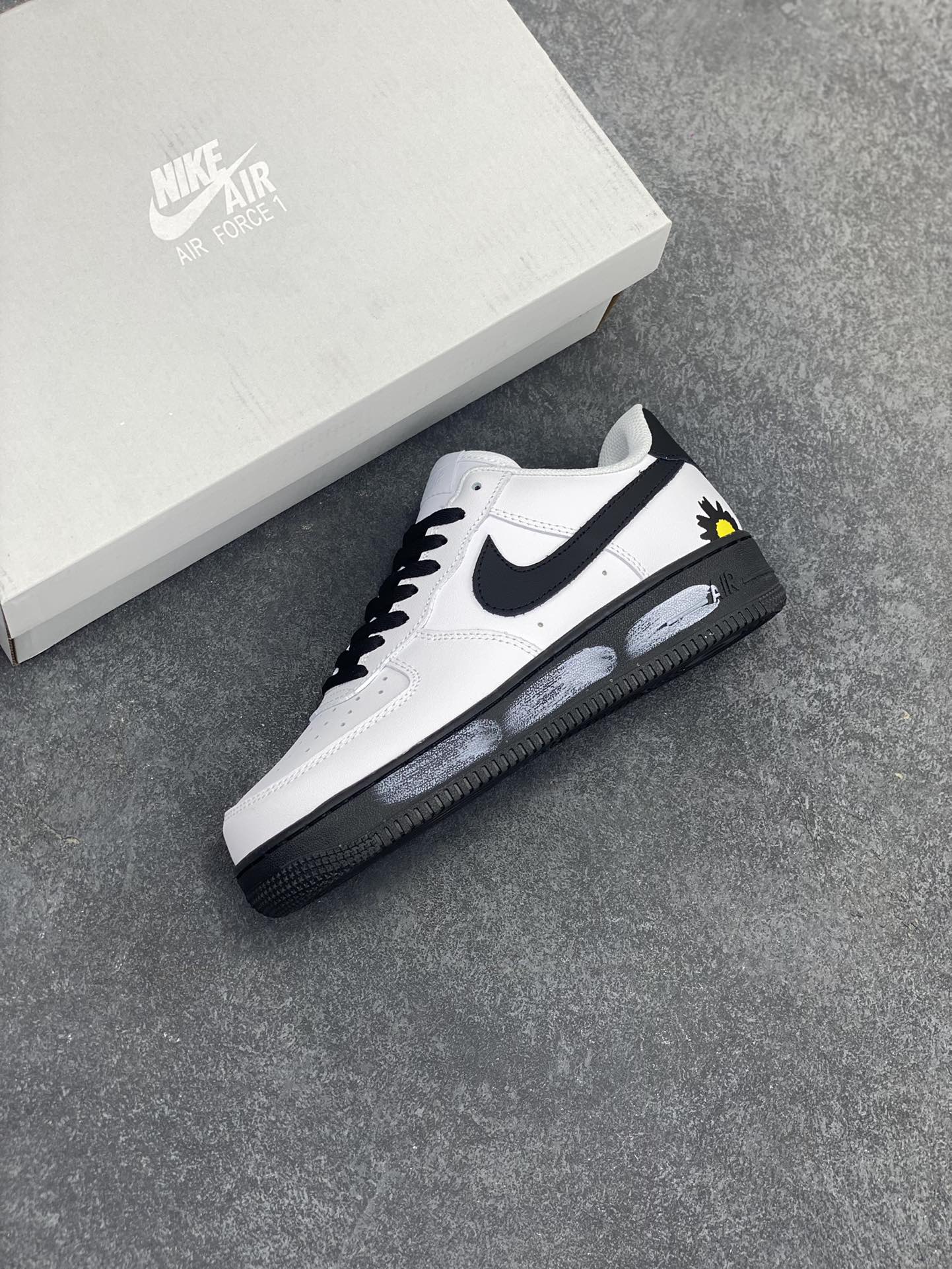 图片[7]-Nike Air Force 1 Low 空军一号低帮百搭休闲运动板鞋。柔软、弹性十足的缓震性能和出色的中底设计，横跨复古与现代的外型结合，造就出风靡全球三十多年的Force 1，直到今天还深受青睐。 货号：CW2288-111 尺码：36 36.5 37.5 38 38.5 39 40 40.5 41 42 42.5 43 44 44.5 45-选品中心