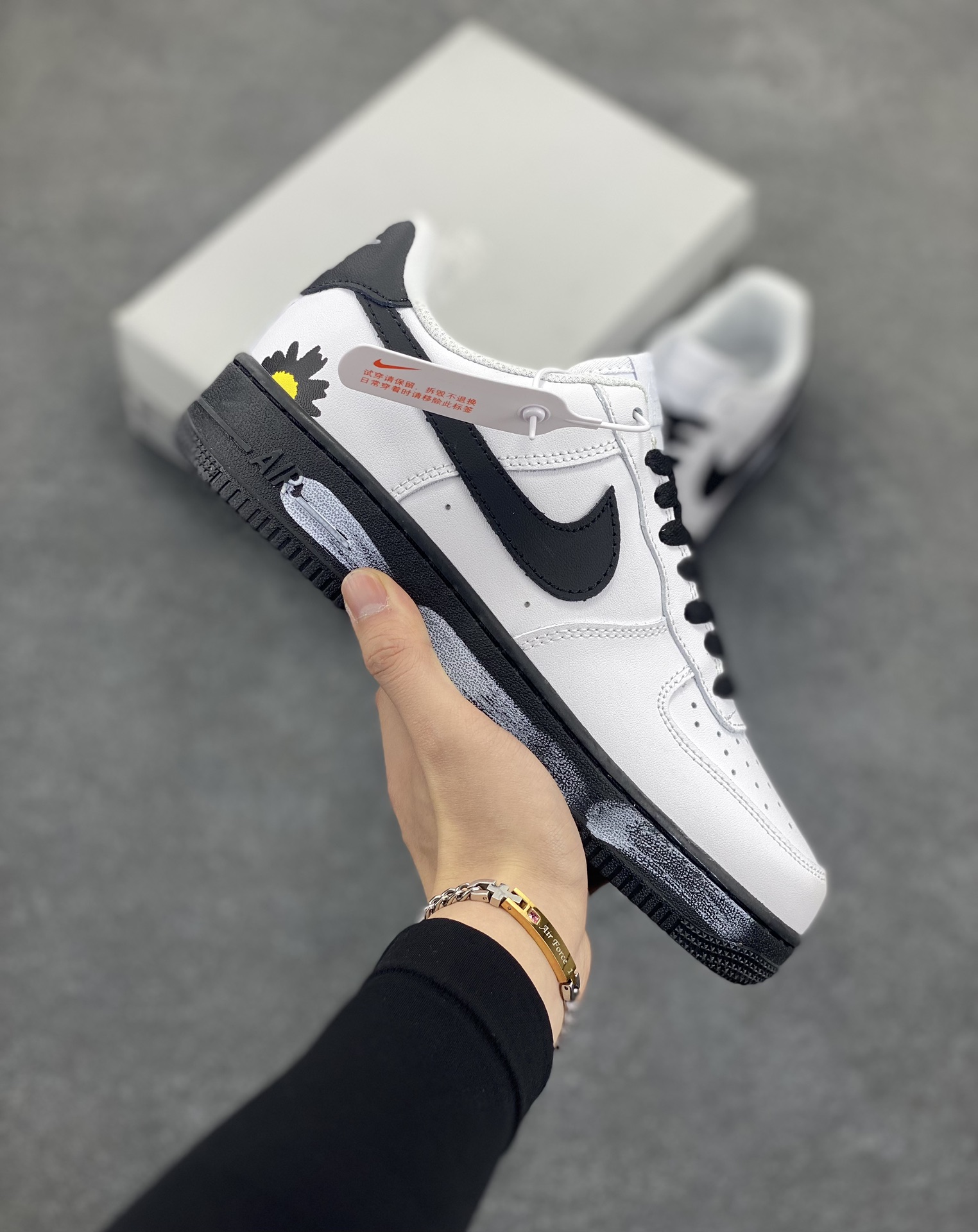 Nike Air Force 1 Low 空军一号低帮百搭休闲运动板鞋。柔软、弹性十足的缓震性能和出色的中底设计,横跨复古与现代的外型结合,造就出风靡全球三十多年的Force 1,直到今天还深受青睐。 货号:CW2288-111 尺码:36 36.5 37.5 38 38.5 39 40 40.5 41 42 42.5 43 44 44.5 45-选品中心