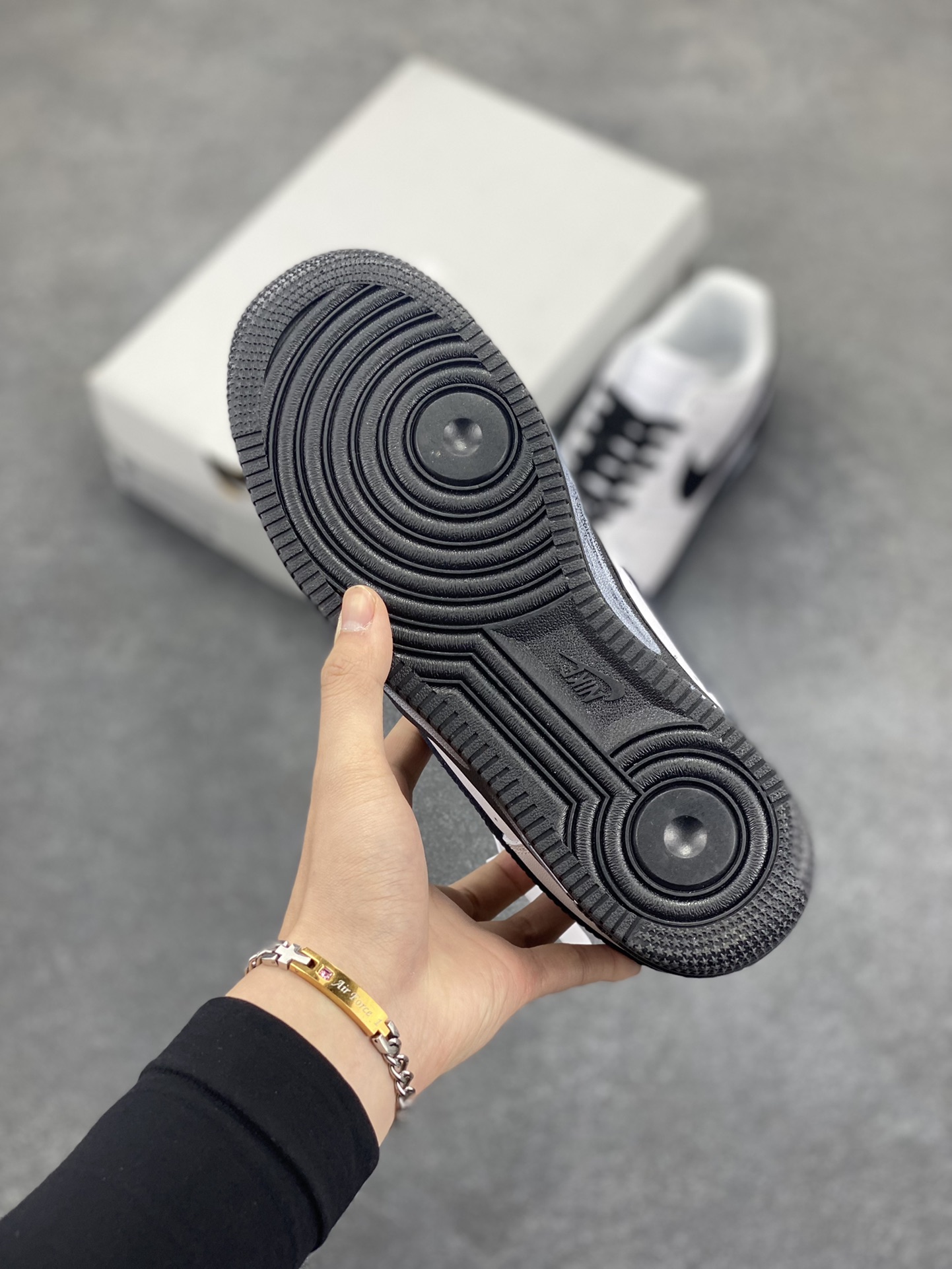 图片[5]-Nike Air Force 1 Low 空军一号低帮百搭休闲运动板鞋。柔软、弹性十足的缓震性能和出色的中底设计，横跨复古与现代的外型结合，造就出风靡全球三十多年的Force 1，直到今天还深受青睐。 货号：CW2288-111 尺码：36 36.5 37.5 38 38.5 39 40 40.5 41 42 42.5 43 44 44.5 45-选品中心