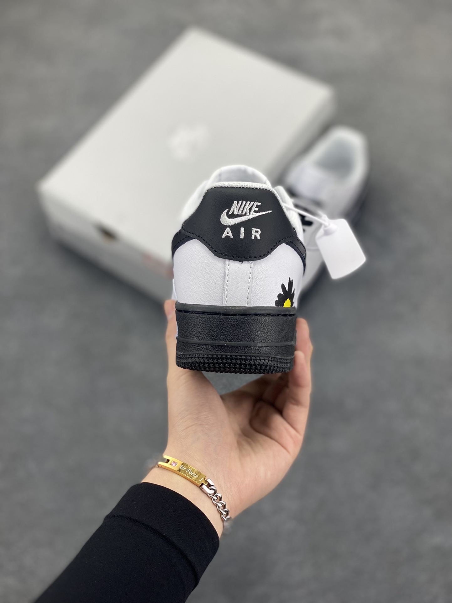 图片[4]-Nike Air Force 1 Low 空军一号低帮百搭休闲运动板鞋。柔软、弹性十足的缓震性能和出色的中底设计，横跨复古与现代的外型结合，造就出风靡全球三十多年的Force 1，直到今天还深受青睐。 货号：CW2288-111 尺码：36 36.5 37.5 38 38.5 39 40 40.5 41 42 42.5 43 44 44.5 45-选品中心