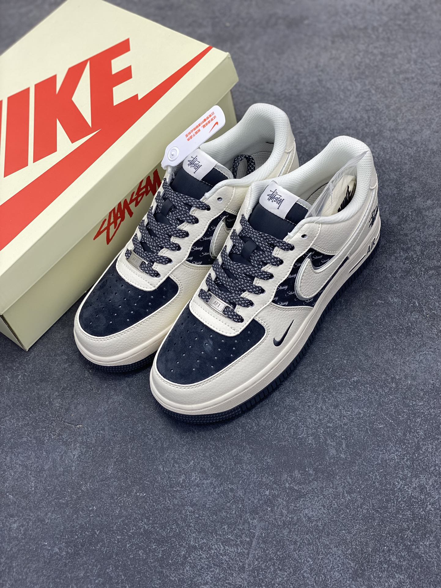 图片[8]-NIke Air Force 1 \’07 Low “斯图西联名——米灰英文猪八”空军一号 低帮 运动鞋 休闲鞋 折边针车 工艺难度大 原楦头原纸板 原装鞋盒 定制五金配件 内置全掌气垫 原厂鞋底 货号：XZ6188-726 尺码：36 36.5 37.5 38 38.5 39 40 40.5 41 42 42.5 43 44 44.5 45-选品中心