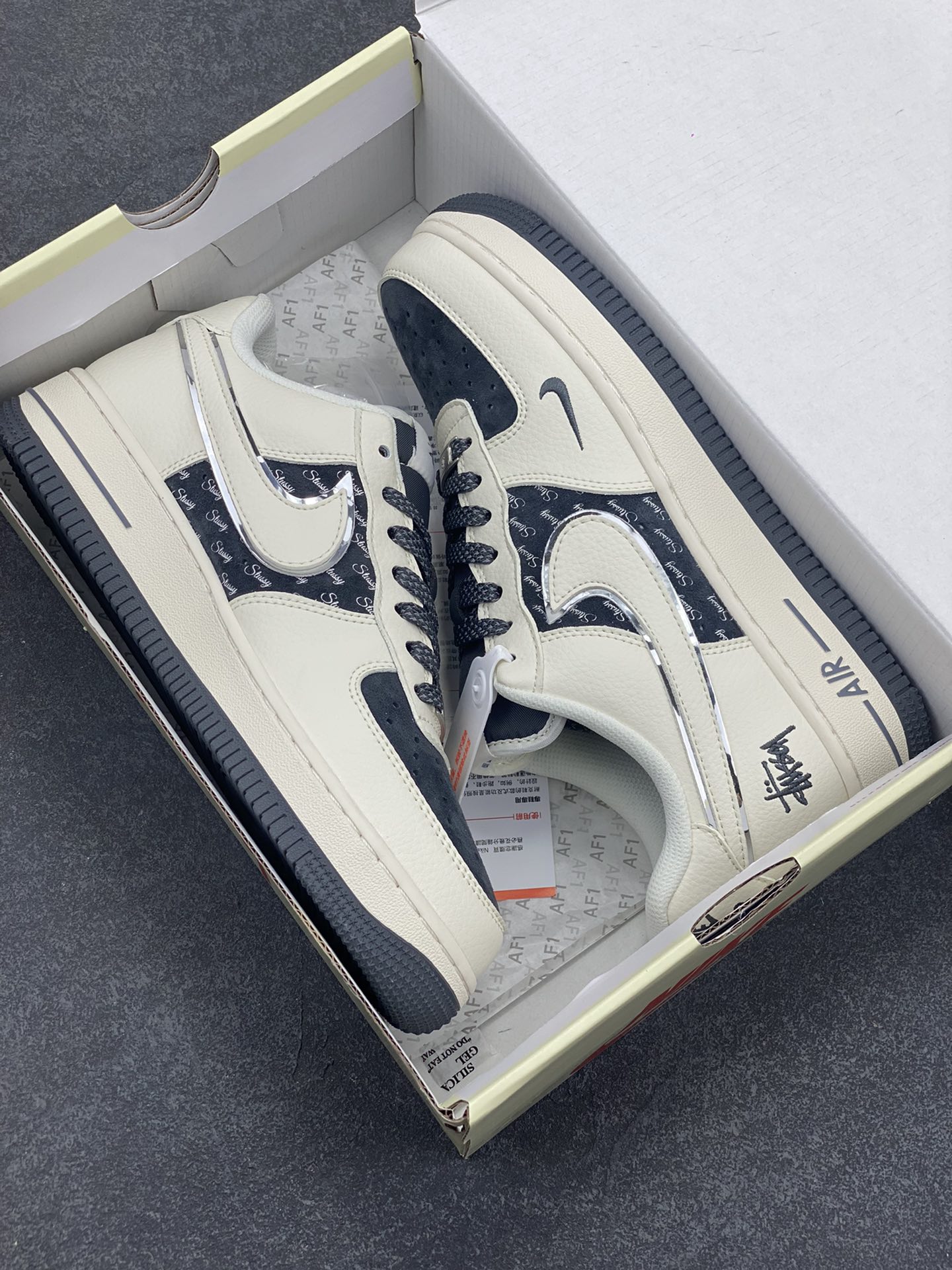 图片[9]-NIke Air Force 1 \’07 Low “斯图西联名——米灰英文猪八”空军一号 低帮 运动鞋 休闲鞋 折边针车 工艺难度大 原楦头原纸板 原装鞋盒 定制五金配件 内置全掌气垫 原厂鞋底 货号：XZ6188-726 尺码：36 36.5 37.5 38 38.5 39 40 40.5 41 42 42.5 43 44 44.5 45-选品中心