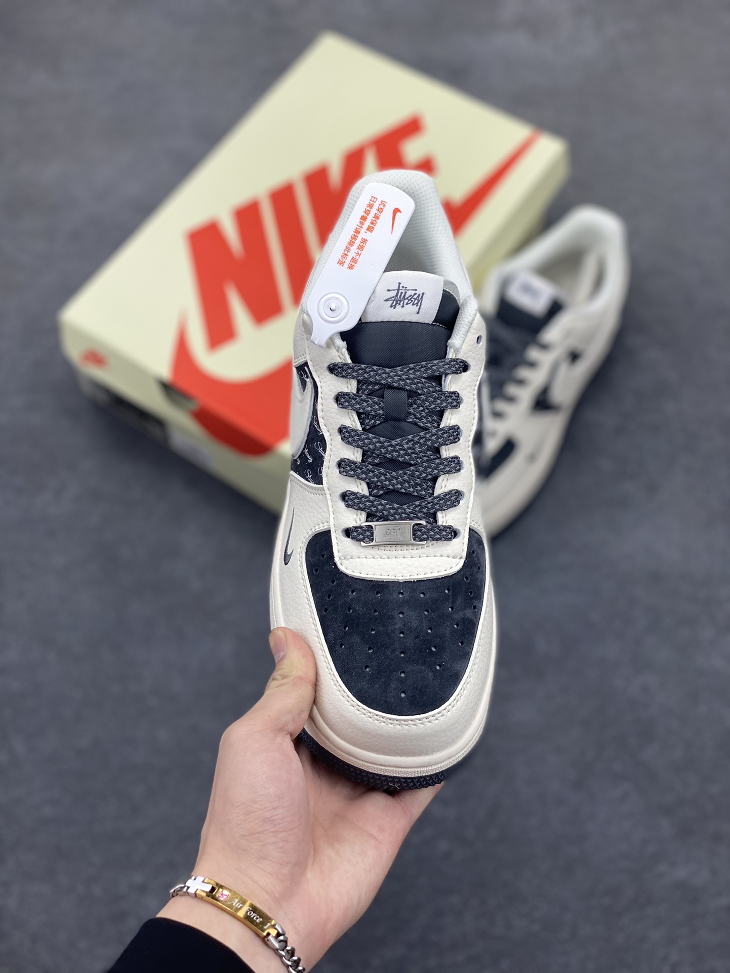 图片[2]-NIke Air Force 1 \’07 Low “斯图西联名——米灰英文猪八”空军一号 低帮 运动鞋 休闲鞋 折边针车 工艺难度大 原楦头原纸板 原装鞋盒 定制五金配件 内置全掌气垫 原厂鞋底 货号：XZ6188-726 尺码：36 36.5 37.5 38 38.5 39 40 40.5 41 42 42.5 43 44 44.5 45-选品中心