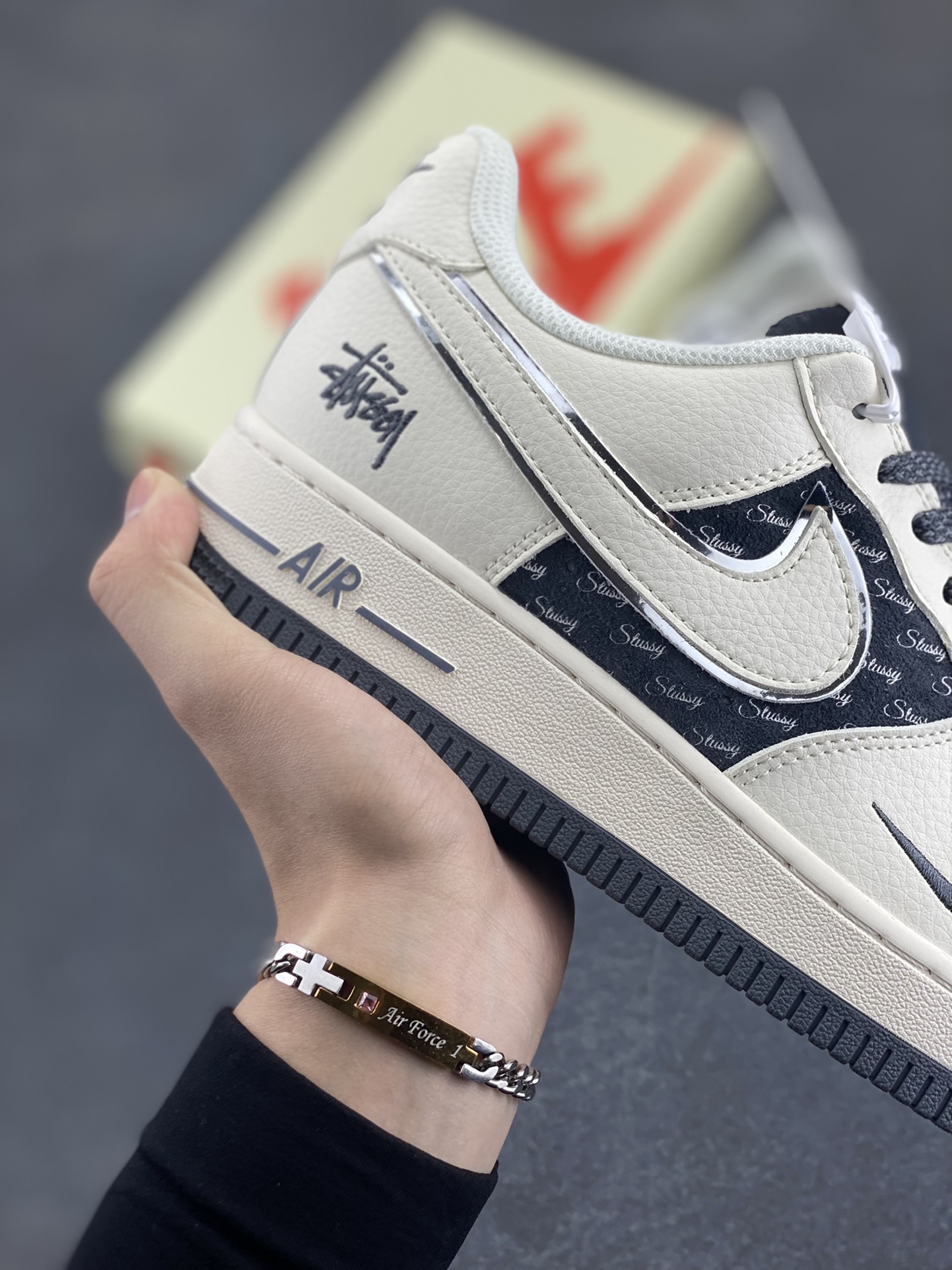图片[6]-NIke Air Force 1 \’07 Low “斯图西联名——米灰英文猪八”空军一号 低帮 运动鞋 休闲鞋 折边针车 工艺难度大 原楦头原纸板 原装鞋盒 定制五金配件 内置全掌气垫 原厂鞋底 货号：XZ6188-726 尺码：36 36.5 37.5 38 38.5 39 40 40.5 41 42 42.5 43 44 44.5 45-选品中心