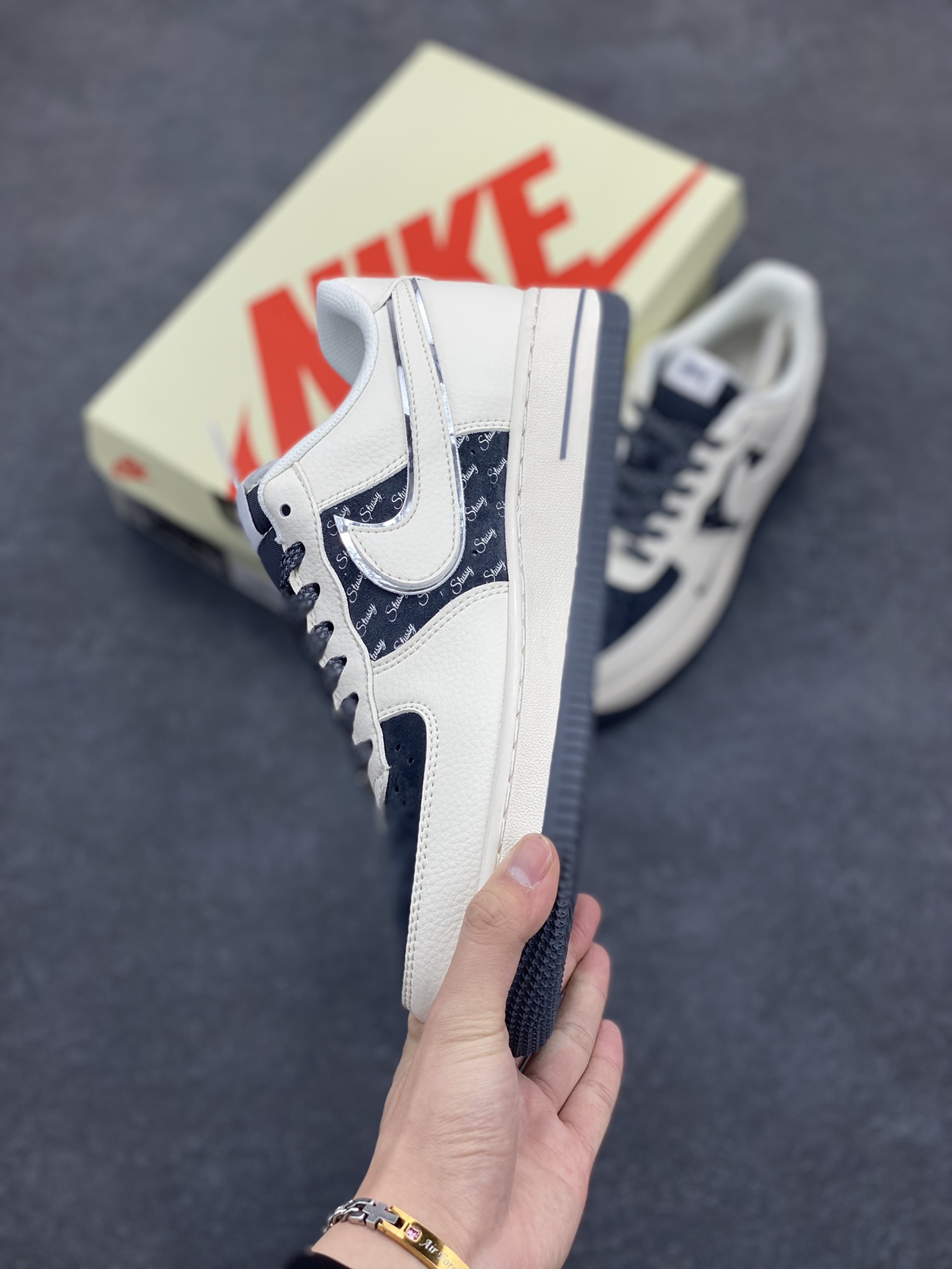 图片[3]-NIke Air Force 1 \’07 Low “斯图西联名——米灰英文猪八”空军一号 低帮 运动鞋 休闲鞋 折边针车 工艺难度大 原楦头原纸板 原装鞋盒 定制五金配件 内置全掌气垫 原厂鞋底 货号：XZ6188-726 尺码：36 36.5 37.5 38 38.5 39 40 40.5 41 42 42.5 43 44 44.5 45-选品中心