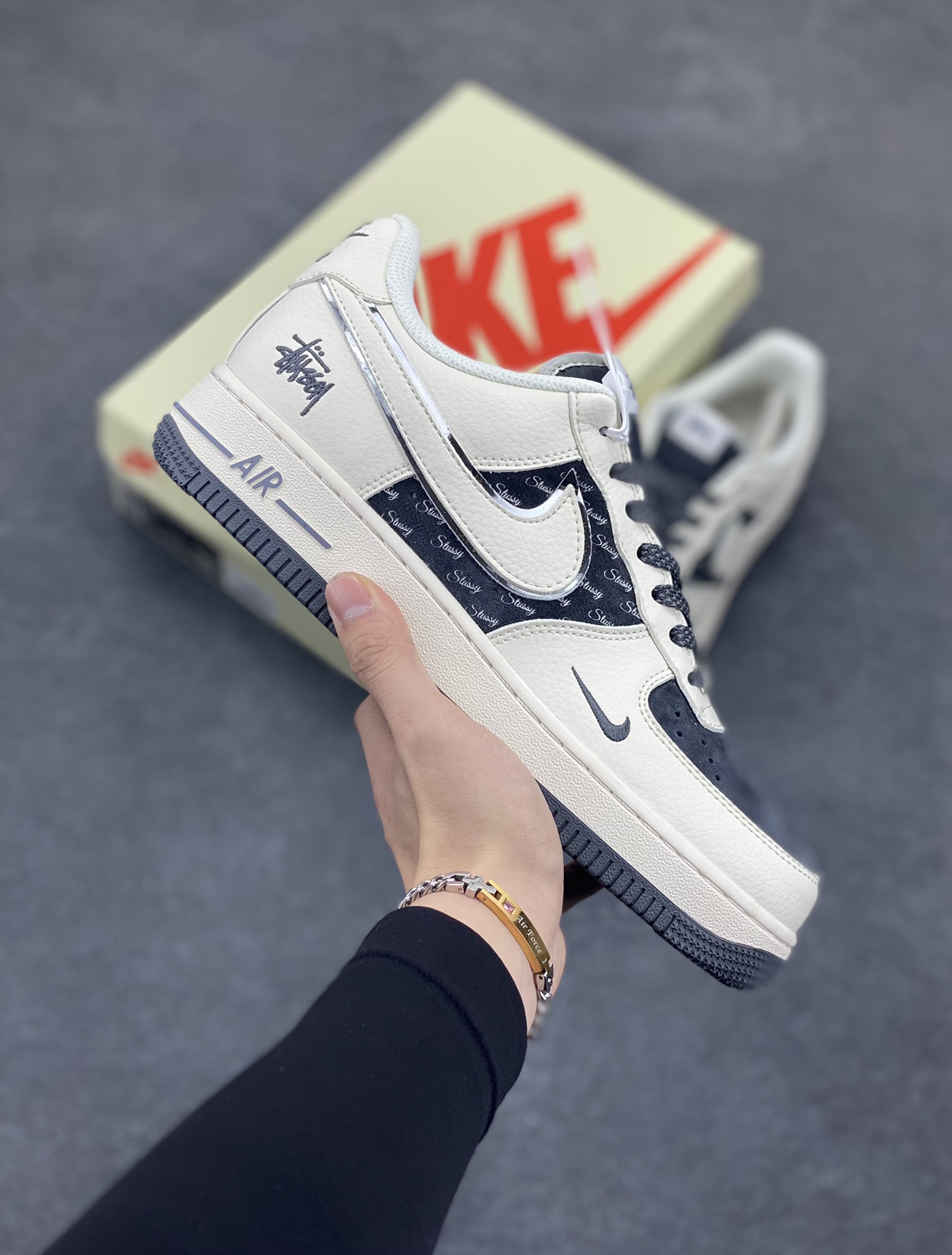 NIke Air Force 1 \’07 Low “斯图西联名——米灰英文猪八”空军一号 低帮 运动鞋 休闲鞋 折边针车 工艺难度大 原楦头原纸板 原装鞋盒 定制五金配件 内置全掌气垫 原厂鞋底 货号:XZ6188-726 尺码:36 36.5 37.5 38 38.5 39 40 40.5 41 42 42.5 43 44 44.5 45-选品中心