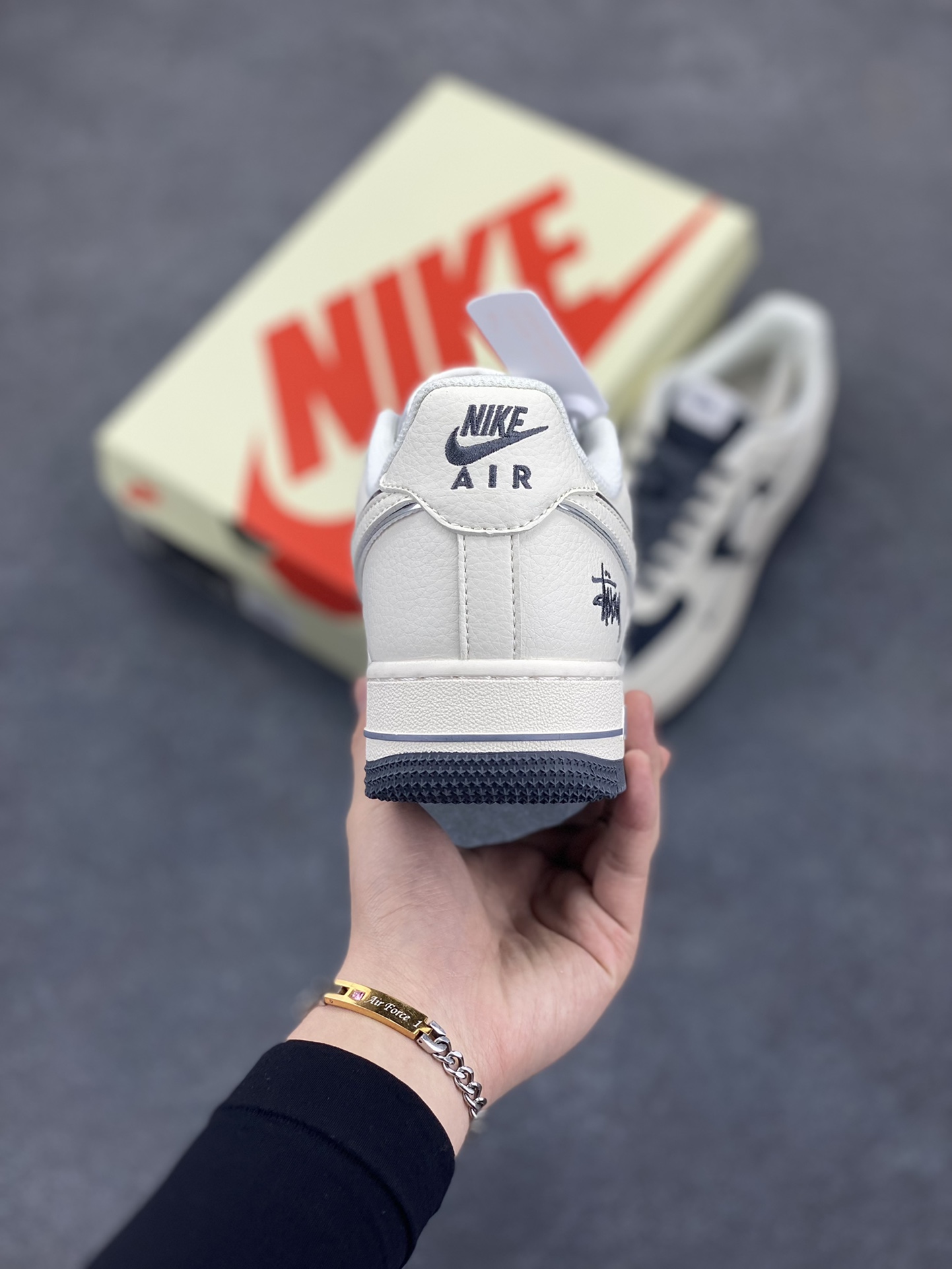 图片[4]-NIke Air Force 1 \’07 Low “斯图西联名——米灰英文猪八”空军一号 低帮 运动鞋 休闲鞋 折边针车 工艺难度大 原楦头原纸板 原装鞋盒 定制五金配件 内置全掌气垫 原厂鞋底 货号：XZ6188-726 尺码：36 36.5 37.5 38 38.5 39 40 40.5 41 42 42.5 43 44 44.5 45-选品中心