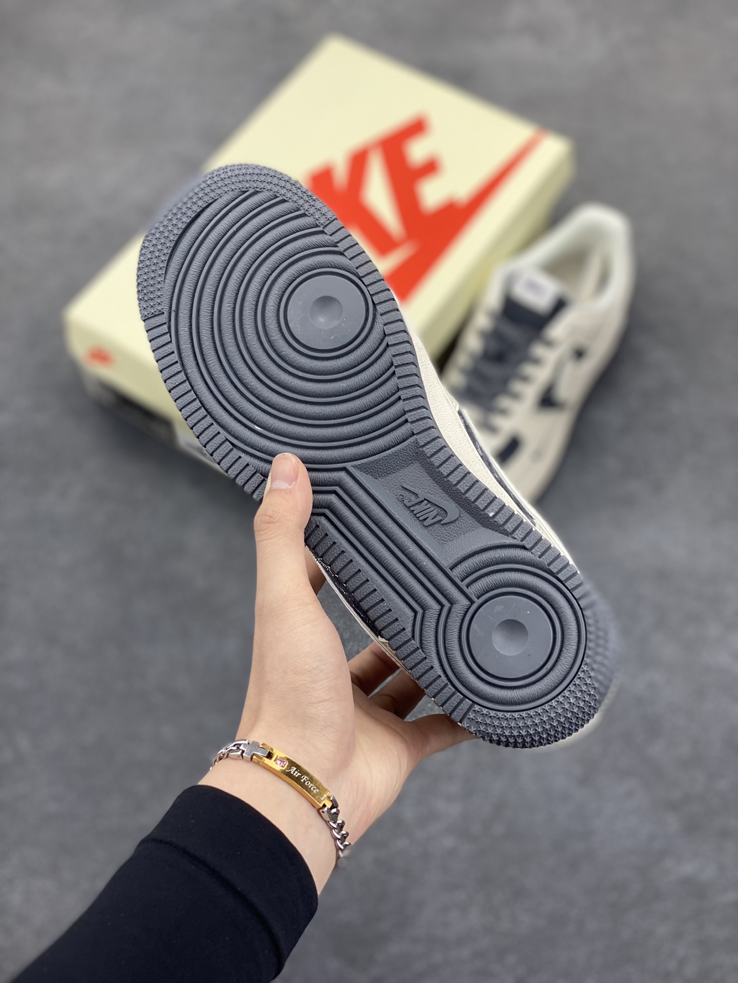 图片[5]-NIke Air Force 1 \’07 Low “斯图西联名——米灰英文猪八”空军一号 低帮 运动鞋 休闲鞋 折边针车 工艺难度大 原楦头原纸板 原装鞋盒 定制五金配件 内置全掌气垫 原厂鞋底 货号：XZ6188-726 尺码：36 36.5 37.5 38 38.5 39 40 40.5 41 42 42.5 43 44 44.5 45-选品中心