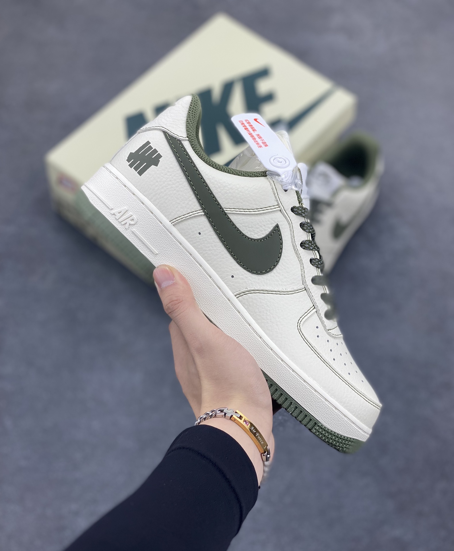 Undefeated x Nike Air Force 1 Low空军一号低帮休闲板鞋 定制皮料 原装定制鞋盒 炫彩反光 细节满满 原楦头原纸板 内置全掌气垫 货号:UN2395-521 尺码:36 36.5 37.5 38 38.5 39 40 40.5 41 42 42.5 43 44 44.5 45-选品中心