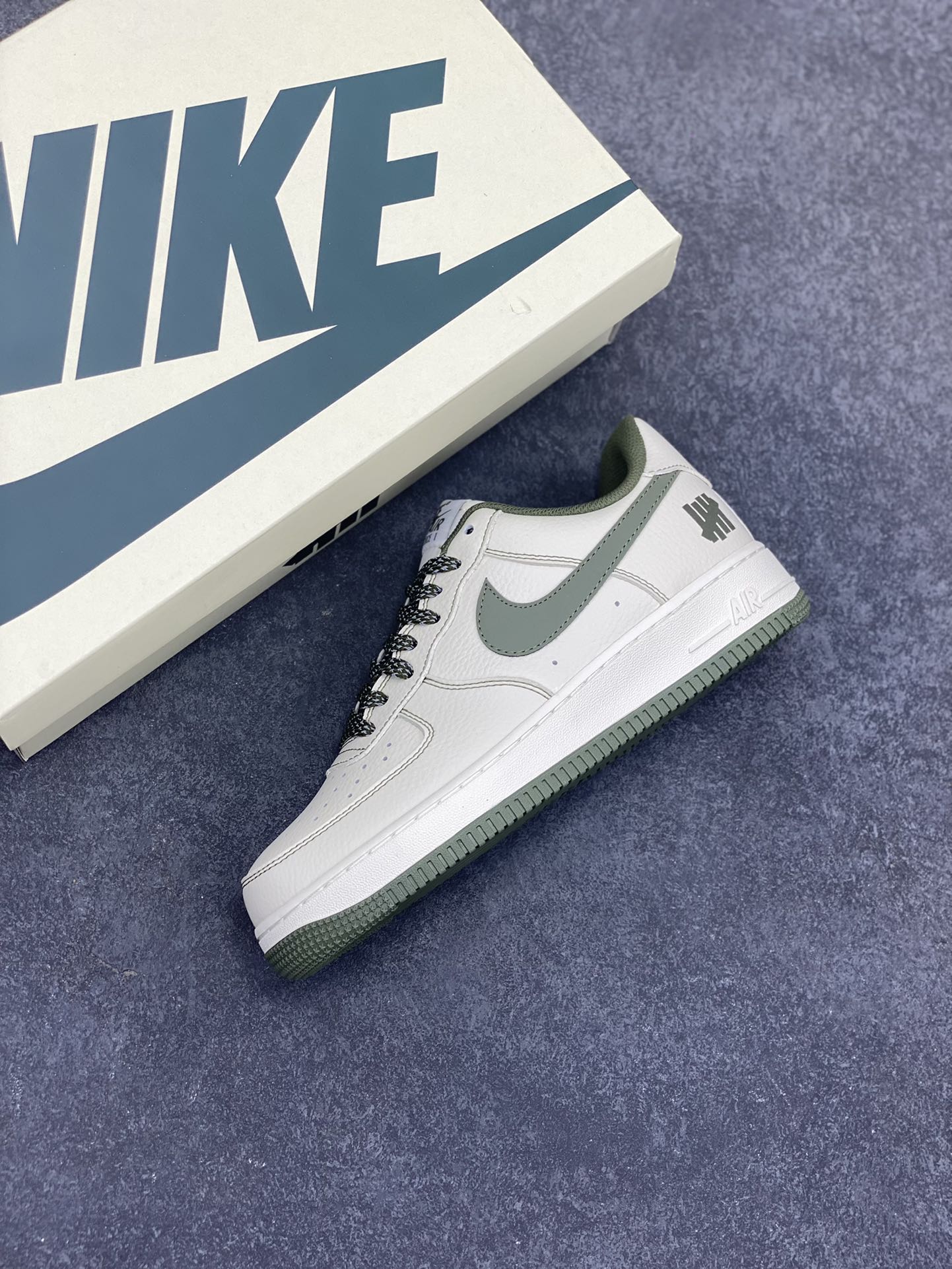 图片[7]-Undefeated x Nike Air Force 1 Low空军一号低帮休闲板鞋 定制皮料 原装定制鞋盒 炫彩反光 细节满满 原楦头原纸板 内置全掌气垫 货号：UN2395-521 尺码：36 36.5 37.5 38 38.5 39 40 40.5 41 42 42.5 43 44 44.5 45-选品中心