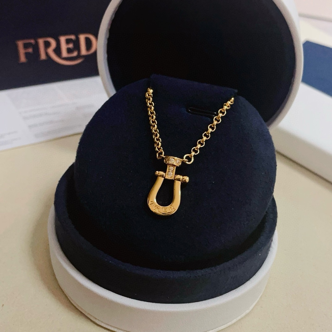 NO:115019,Feredman's drill horseshoe buckle necklace, high-end customization, counter material, thickened electroplating technology, logo, very iconic, simple and elegant, and can be easily controlled in daily wear or special occasions., jewelry quality, necklace19860909费雷德满钻马蹄扣项链,高端定制,专柜材质,加厚电镀工艺,带logo,非常有标志性,简洁大方,不管是日常穿搭还是特别场合都能轻松驾驭.,饰品精品,necklace,Jewelry