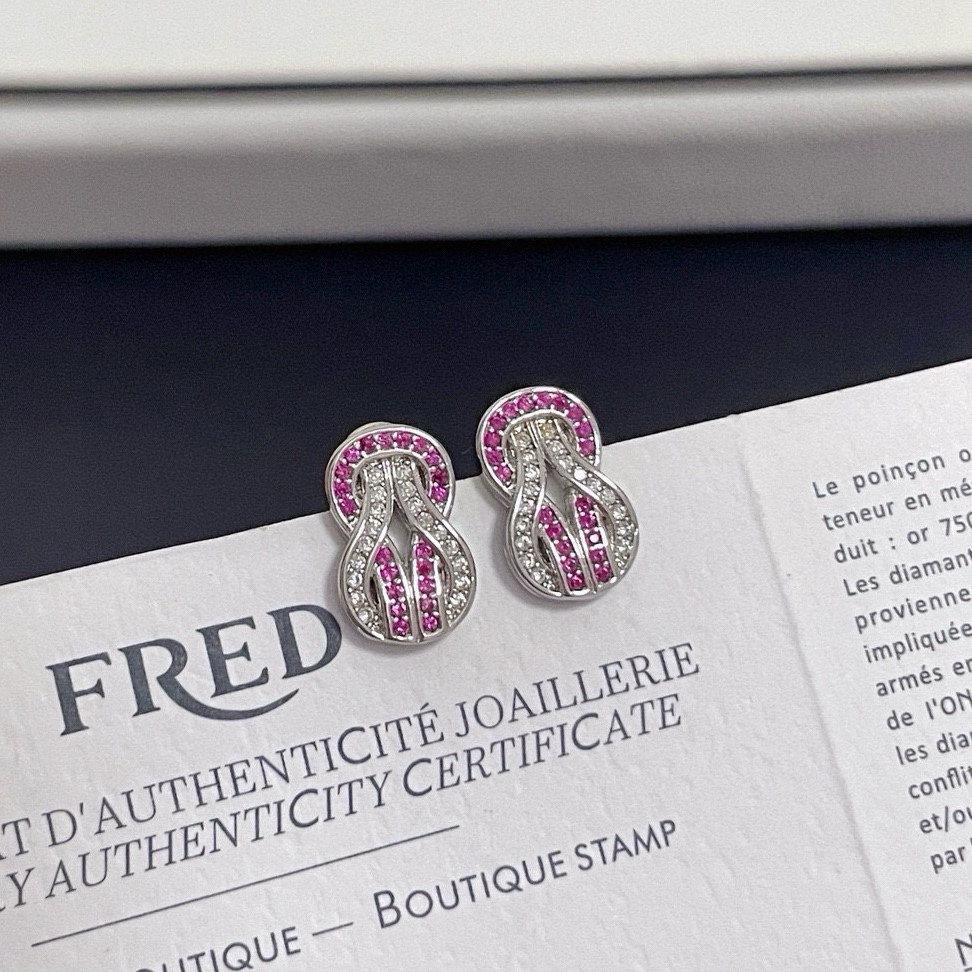 NO:115025,〔High version〕Ferred pink diamond 8-character buckle earrings, high-end customization, thickened electroplating technology, fashionable, exquisite, individual, simple and generous, every move shows elegant temperament and confident aura, pavé brightly cut diamonds, shining with luxurious beauty, bringing you infinite luck with the classic 8-character symbol., fine jewelry19860909批 〔高版本〕 费雷德粉钻8字扣耳钉,高端定制,加厚电镀工艺,时尚精致个性简洁大方,举手投足展示优雅气质和自信气场,密镶明亮式切割美钻,闪耀奢华之美,以经典的8字符号,给你带来无限好运.,饰品精品,Jewelry