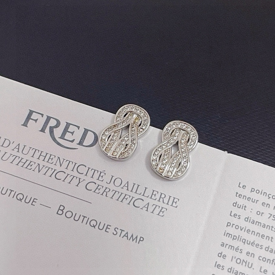 NO:115027,〔High version〕Ferredman diamond 8-character buckle earrings, high-end customization, thickened electroplating technology, fashionable, exquisite, simple and elegant, every move shows elegant temperament and confident aura, pacified white brilliant cut diamonds, shining with luxurious beauty, bringing you infinite luck with the classic 8-character symbol., fine jewelry19860909批 〔高版本〕 费雷德满钻8字扣耳钉,高端定制,加厚电镀工艺,时尚精致个性简洁大方,举手投足展示优雅气质和自信气场,密镶白色明亮式切割美钻,闪耀奢华之美,以经典的8字符号,给你带来无限好运.,饰品精品,Jewelry