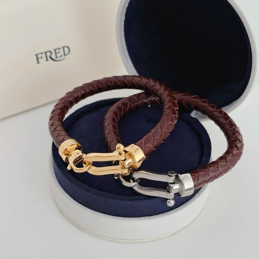 NO:115029,Fered #Large leather rope bracelet bracelet, classic horseshoe buckle logo, with genuine leather hand-woven and metal lock buckle, which is more textured and shows fashion taste. It can be held whether it is daily commuting and casual or business formal wear!  Logo engraving!  , jewelry quality19860909费雷德#大号皮绳手绳手环,经典马蹄扣标志,采用真皮手工编织和金属锁扣的搭配,更有质感,彰显时尚品味,无论日常通勤休闲或商务正装都可以hold得住！logo刻印！,饰品精品,Jewelry