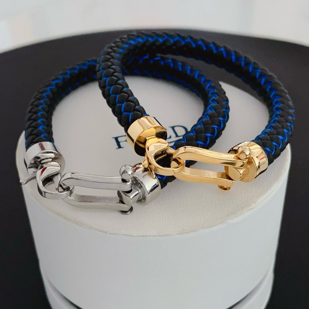 NO:115031,Fered #Leather Rope Bracelet Bracelet, classic horseshoe buckle logo. It uses genuine leather hand-woven and metal lock buckle, which has a more texture and highlights fashion taste. It can be held whether it is daily commuting and casual or business formal wear!  Logo engraving!  , jewelry quality19860909费雷德#皮绳手绳手环,经典马蹄扣标志 采用真皮手工编织和金属锁扣的搭配,更有质感,彰显时尚品味,无论日常通勤休闲或商务正装都可以hold得住！logo刻印！,饰品精品,Jewelry