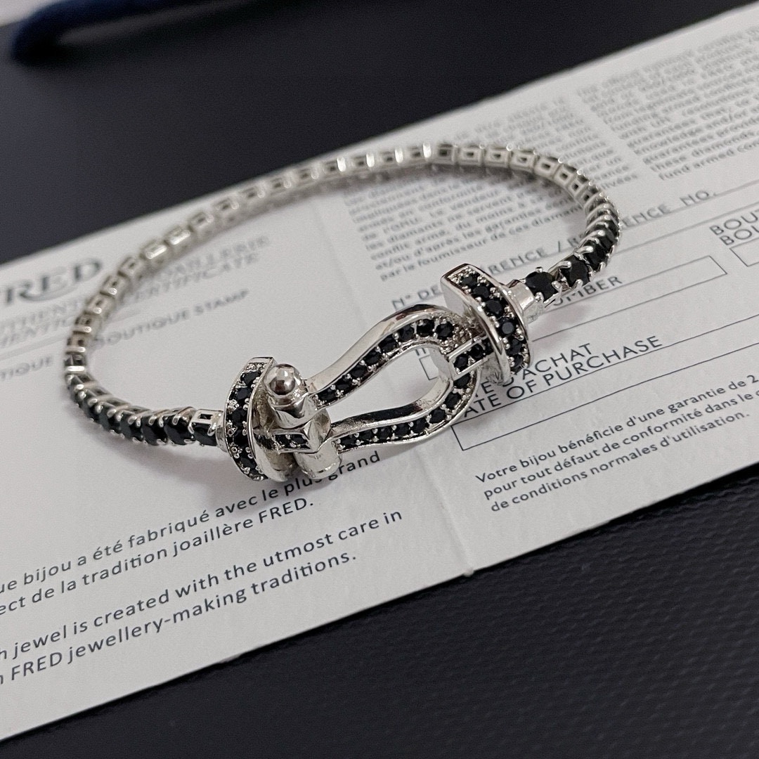 NO:106651,Ferred black diamond horseshoe buckle bracelet, seiko micro-insert, high-end customization, counter material, thickened electroplating technology, logo, high-end sense, full temperament, simple four-claw inlay classic and durable, suitable for all occasions, fine jewelry, bracelet19860909批  费雷德黑钻马蹄扣手链,精工微镶,高端定制,专柜材质,加厚电镀工艺,带logo,自带高级感,气质拉满,简约四爪镶经典耐看,适合各种场合.,饰品精品,bracelet,Jewelry