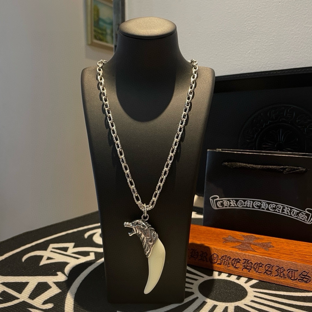 NO:106655,Batch New style [Counter Quality] Chrome Hearts Croxin Classic retro letter necklace Personalized wolf head pendant Different pattern design styles with concave and convex shapes Present unique Cross Scout flowers are Croxin's ambitions, so they last longer. Genuine version of Chrome Hearts Croxin Difference to the market ordinary light version, match the quality of the version, look at the details of the letter printing, the degree of retro old gray oxygen. Seiko version!  !  !  Pure handmade ~ Authentic model opening must-have fashion and fashion, both men and women can wear it, same style for couples, original official website, rock punk style silver style, retro elements, trendy and versatile!  , jewelry boutique, chrome hearts, chrome hearts, necklace19860909批 新款【专柜品质】Chrome Hearts克罗心 经典复古字母项链 个性狼头吊坠 凹凸造型不同的花纹设计风格 呈现出与众不同 十字架 童军花是克罗心的志 所以更经久不衰 正品打版Chrome Hearts克罗心 区别市场普通轻版 对版对标品质 看字印细节 复古做旧灰氧程度.精工版本！！！ 纯手工打造 ～正品开模潮流时尚必备 男女均可佩戴 情侣同款 官网原版 摇滚朋克泰银风格 复古元素 潮流百搭！,饰品精品,chrome hearts,chrome hearts,necklace,Jewelry