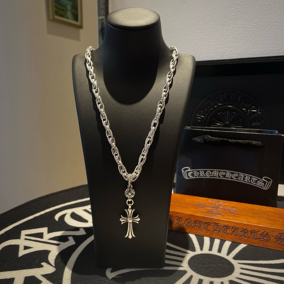 NO:106657,New [Counter Quality] Chrome Hearts Croxin Classic Retro Ring and Crouching Letter Necklace Cross Flower Pendant Different Concave and Convex and Convex Design Styles Presenting Different Cross Scout Flowers are Croxin's ambitions, so they last longer. Genuine version of Chrome Hearts Croxin Difference to the market ordinary light version, match the quality of the version, look at the details of the letter printing, the degree of retro old gray oxygen. Seiko version!  !  !  Pure handmade ~ Authentic model opening must-have fashion and fashion, both men and women can wear it, same style for couples, original official website, rock punk style silver style, retro elements, trendy and versatile!  , jewelry boutique, chrome hearts, chrome hearts, necklace19860909新款【专柜品质】Chrome Hearts克罗心经典复古环扣字母项链 十字架十字花吊坠 凹凸造型不同的花纹设计风格 呈现出与众不同 十字架 童军花是克罗心的志 所以更经久不衰 正品打版Chrome Hearts克罗心 区别市场普通轻版 对版对标品质 看字印细节 复古做旧灰氧程度.精工版本！！！ 纯手工打造 ～正品开模潮流时尚必备 男女均可佩戴 情侣同款 官网原版 摇滚朋克泰银风格 复古元素 潮流百搭！,饰品精品,chrome hearts,chrome hearts,necklace,Jewelry