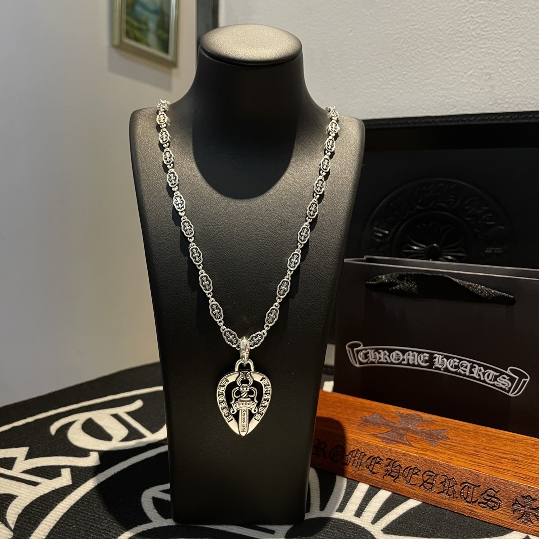 NO:106663,New [Counter Quality] Chrome Hearts Croxin Classic Retro Cross Necklace, Sword Heart-shaped Pendant, Different Concave and Convex and Convex Design Styles, Showing a unique style. Cross Scout Flower is Croxin's ambition, so it lasts for a long time. Genuine version of Chrome Hearts Croxin, differentiates the market ordinary light version, benchmarks the quality of the version, looks at the details of the letter printing, retro, old gray oxygen level. Seiko version!  !  !  Pure handmade ~ Authentic model opening must-have fashion and fashion, both men and women can wear it, same style for couples, original official website, rock punk style silver style, retro elements, trendy and versatile!  , jewelry boutique, chrome hearts, chrome hearts, necklace19860909新款【专柜品质】Chrome Hearts克罗心经典复古十字架项链 宝剑心型吊坠 凹凸造型不同的花纹设计风格 呈现出与众不同 十字架 童军花是克罗心的志 所以更经久不衰 正品打版Chrome Hearts克罗心 区别市场普通轻版 对版对标品质 看字印细节 复古做旧灰氧程度.精工版本！！！ 纯手工打造 ～正品开模潮流时尚必备 男女均可佩戴 情侣同款 官网原版 摇滚朋克泰银风格 复古元素 潮流百搭！,饰品精品,chrome hearts,chrome hearts,necklace,Jewelry