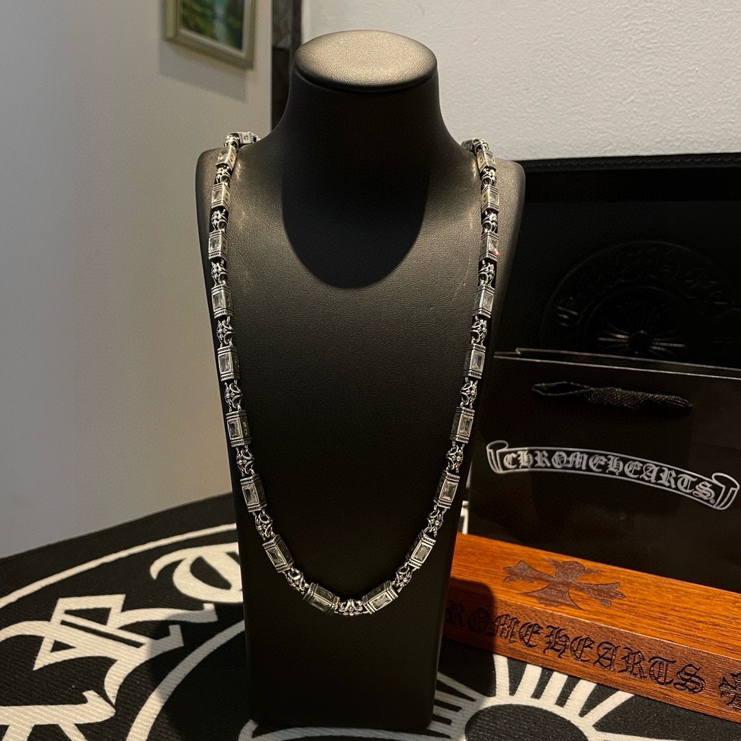 NO:114888,TikTok/Kuaishou/ins/Xiaohongshu/Live Hot, New [Counter Quality] Chrome Hearts Croxin White Diamond Necklace, different pattern design styles with concave and convex shapes present uniqueness. Cross Scout flowers are Croxin's ambitions, so they last longer. Genuine version of Chrome Hearts Croxin, different from the market, benchmark the quality of the version, look at the details of the letter printing, retro, old gray oxygen level. Seiko version!  !  !  Pure handmade ~ Authentic model opening must-have fashion and fashion, both men and women can wear it, same style for couples, original official website, rock punk style silver style, retro elements, trendy and versatile!  , jewelry boutique, chrome hearts, chrome hearts, necklace19860909批 抖音/快手/ins/小红书/直播热门 ,新款【专柜品质】Chrome Hearts克罗心白钻项链 ,凹凸造型不同的花纹设计风格 呈现出与众不同 十字架 童军花是克罗心的志 所以更经久不衰 正品打版Chrome Hearts克罗心 区别市场普通轻版 对版对标品质 看字印细节 复古做旧灰氧程度.精工版本！！！ 纯手工打造 ～正品开模潮流时尚必备 男女均可佩戴 情侣同款 官网原版 摇滚朋克泰银风格 复古元素 潮流百搭！,饰品精品,chrome hearts,chrome hearts,necklace,Jewelry
