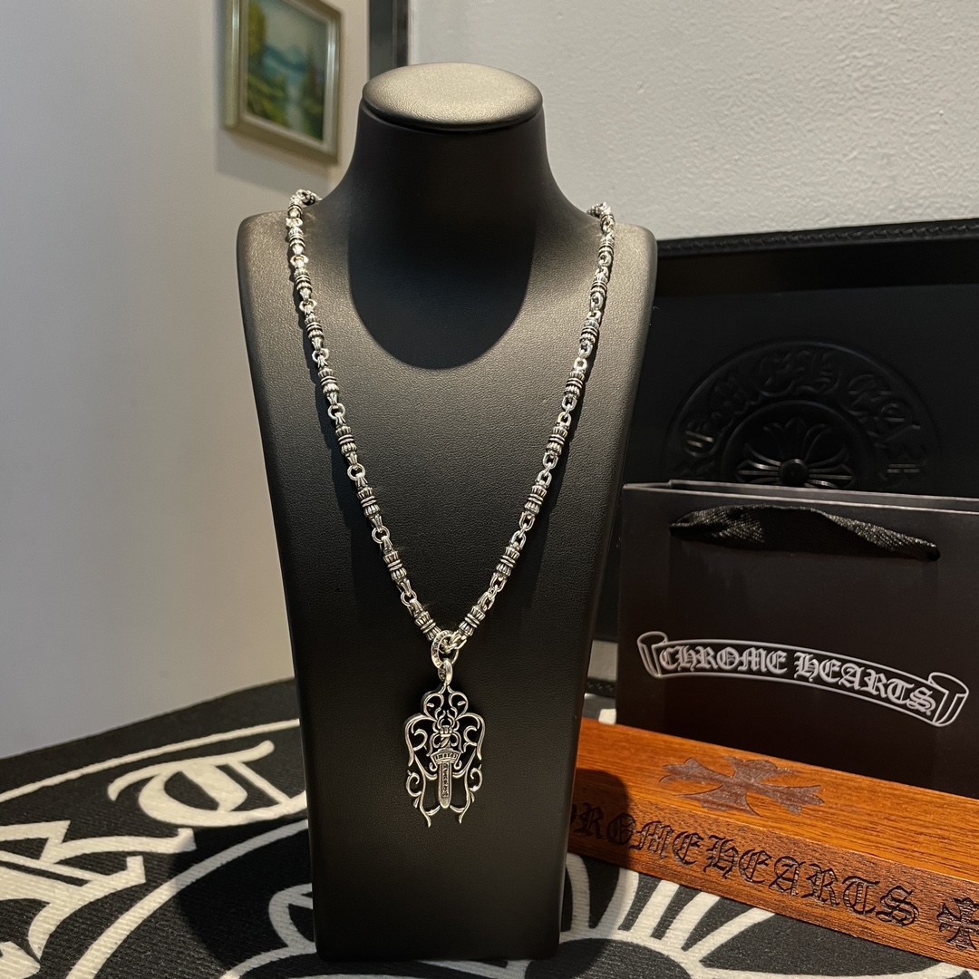 NO:106581,New [Counter Quality] Chrome Hearts Croxin Classic Retro Cross Necklace, Vine Flower Sword Pendant, Different Concave and Convex and Convex Design Styles, Showing a Different Style. Cross Scout Flower is Croxin's Ambition, so it lasts for a long time. Genuine Chrome Hearts Croxin Difference to the market ordinary light version, benchmarking the quality of the version, looking at the details of the letter printing, retro, old gray oxygen level. Seiko version!  !  !  Pure handmade ~ Authentic model opening must-have fashion and fashion, both men and women can wear it, same style for couples, original official website, rock punk style silver style, retro elements, trendy and versatile!  , jewelry boutique, chrome hearts, chrome hearts, necklace19860909新款【专柜品质】Chrome Hearts克罗心经典复古十字架项链 藤花宝剑吊坠 凹凸造型不同的花纹设计风格 呈现出与众不同 十字架 童军花是克罗心的志 所以更经久不衰 正品打版Chrome Hearts克罗心 区别市场普通轻版 对版对标品质 看字印细节 复古做旧灰氧程度.精工版本！！！ 纯手工打造 ～正品开模潮流时尚必备 男女均可佩戴 情侣同款 官网原版 摇滚朋克泰银风格 复古元素 潮流百搭！,饰品精品,chrome hearts,chrome hearts,necklace,Jewelry