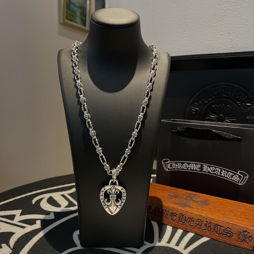 NO:106590,Batch New style [Counter Quality] Chrome Hearts Croxin Classic Retro Necklace Iris Heart-shaped Pendant Different pattern design styles with concave and convex shapes Present unique Cross Scout flowers are Croxin's ambitions, so they last longer. Genuine version of Chrome Hearts Croxin Difference to the market ordinary light version, benchmark the quality of the version, look at the details of the letter printing, the degree of retro old gray oxygen. Seiko version!  !  !  Pure handmade ~ Authentic model opening must-have fashion and fashion, both men and women can wear it, same style for couples, original official website, rock punk style silver style, retro elements, trendy and versatile!  , jewelry boutique, chrome hearts, chrome hearts, necklace19860909批 新款【专柜品质】Chrome Hearts克罗心经典复古项链 鸢尾花心型吊坠 凹凸造型不同的花纹设计风格 呈现出与众不同 十字架 童军花是克罗心的志 所以更经久不衰 正品打版Chrome Hearts克罗心 区别市场普通轻版 对版对标品质 看字印细节 复古做旧灰氧程度.精工版本！！！ 纯手工打造 ～正品开模潮流时尚必备 男女均可佩戴 情侣同款 官网原版 摇滚朋克泰银风格 复古元素 潮流百搭！,饰品精品,chrome hearts,chrome hearts,necklace,Jewelry