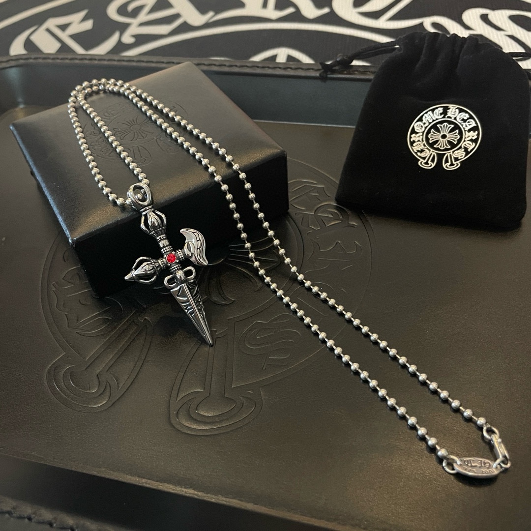 NO:106593,New [Counter Quality] Chrome Hearts Croxin Classic retro pearl necklace Cross sword pendant Different concave and concave and convex design styles present unique. Cross Scout flowers are Croxin's logo, so they last longer. Genuine version Chrome Hearts Croxin necklaces are the ordinary light version of the market. The quality is benchmarked against the version. Look at the details of the letter printing. The degree of retro old gray oxygen. Seiko version!  , jewelry boutique, chrome hearts, chrome hearts, necklace19860909新款【专柜品质】Chrome Hearts克罗心 经典复古珍珠项链 十字架宝剑吊坠 凹凸造型不同的花纹设计风格呈现出与众不同 十字架童军花是克罗心的标志 所以更经久不衰 正品打版Chrome Hearts克罗心项链区别市场普通轻版 对版对标品质 看字印细节 复古做旧灰氧程度.精工版本！,饰品精品,chrome hearts,chrome hearts,necklace,Jewelry