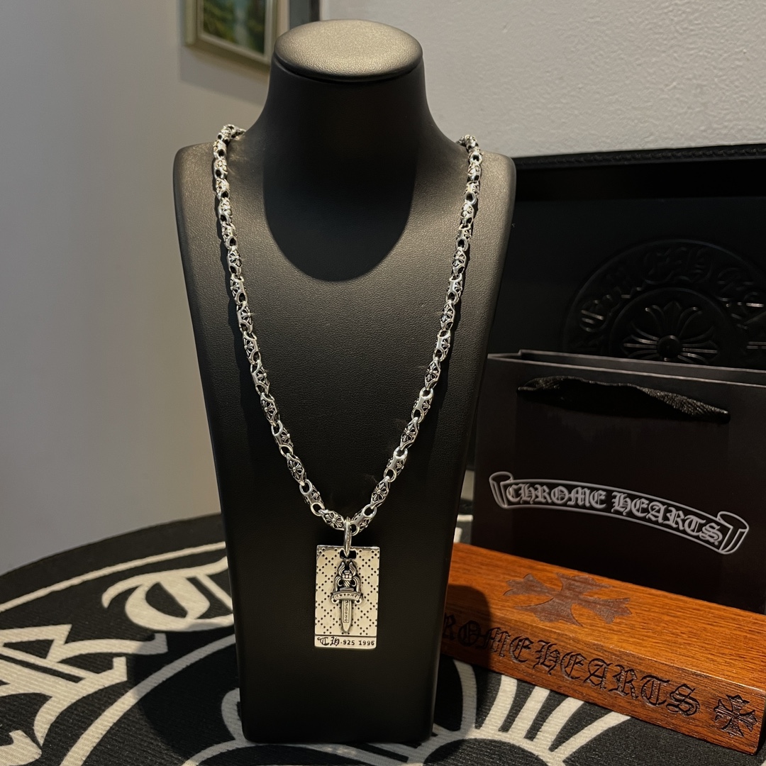 NO:114194,Batch New style [Counter Quality] Chrome Hearts Croxin Classic Retro Cross Necklace Square Sword Pendant Different Concave and Convex Sculpture Design Styles Presenting Different Cross Scout Flowers are Croxin's ambitions, so they last longer. Genuine version of Chrome Hearts Croxin Difference to the market ordinary light version, benchmarking the quality of the version, looking at the details of the letter printing, retro old gray oxygen level. Seiko version!  !  !  Pure handmade ~ Authentic model opening must-have fashion and fashion, both men and women can wear it, same style for couples, original official website, rock punk style silver style, retro elements, trendy and versatile!  , jewelry boutique, chrome hearts, chrome hearts, necklace19860909批 新款【专柜品质】Chrome Hearts克罗心经典复古十字架项链 方牌宝剑吊坠 凹凸造型不同的花纹设计风格 呈现出与众不同 十字架 童军花是克罗心的志 所以更经久不衰 正品打版Chrome Hearts克罗心 区别市场普通轻版 对版对标品质 看字印细节 复古做旧灰氧程度.精工版本！！！ 纯手工打造 ～正品开模潮流时尚必备 男女均可佩戴 情侣同款 官网原版 摇滚朋克泰银风格 复古元素 潮流百搭！,饰品精品,chrome hearts,chrome hearts,necklace,Jewelry