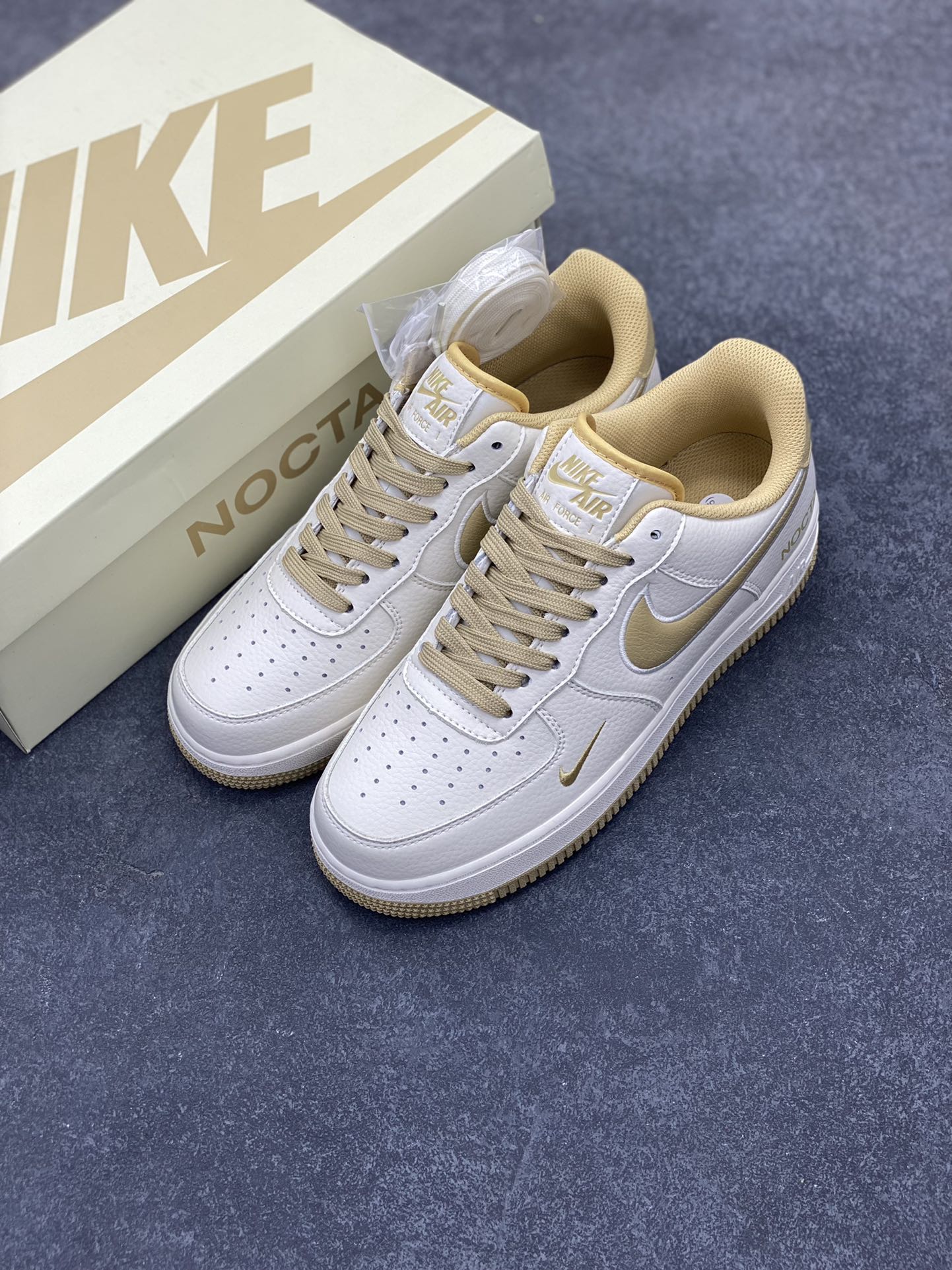 图片[8]-NOCTA×NIke Air Force 1 Low米黄 联名经典空军一号低帮休闲板鞋 原楦头原纸板 纯正空军版型 内置全掌气垫 原盒配件 原厂中底钢印 拉帮完美 货号：NO0224-028 尺码：36 36.5 37.5 38 38.5 39 40 40.5 41 42 42.5 43 44 44.5 45-选品中心